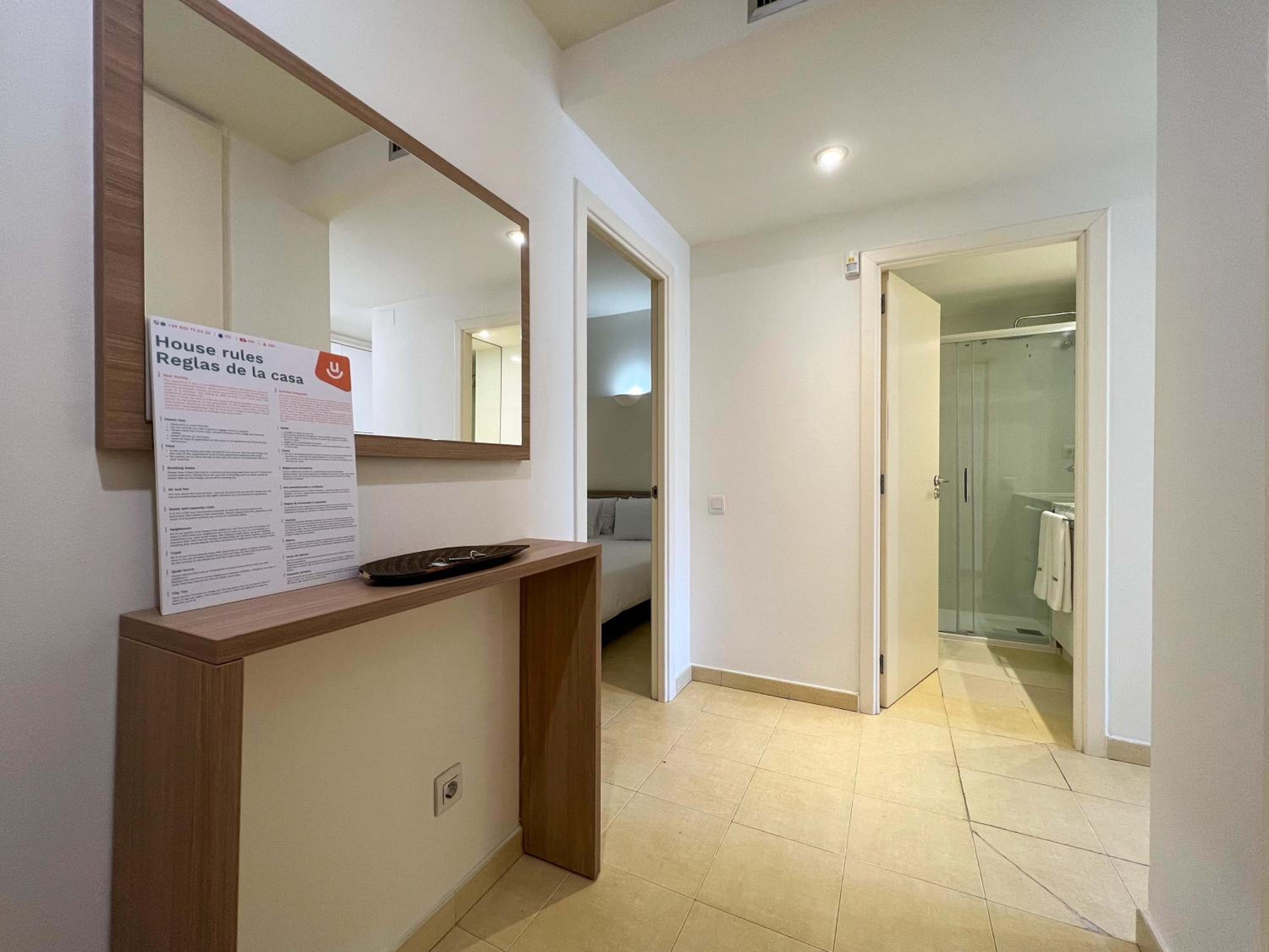 Deluxe One-Bedroom Apartment With Balcony photo 3