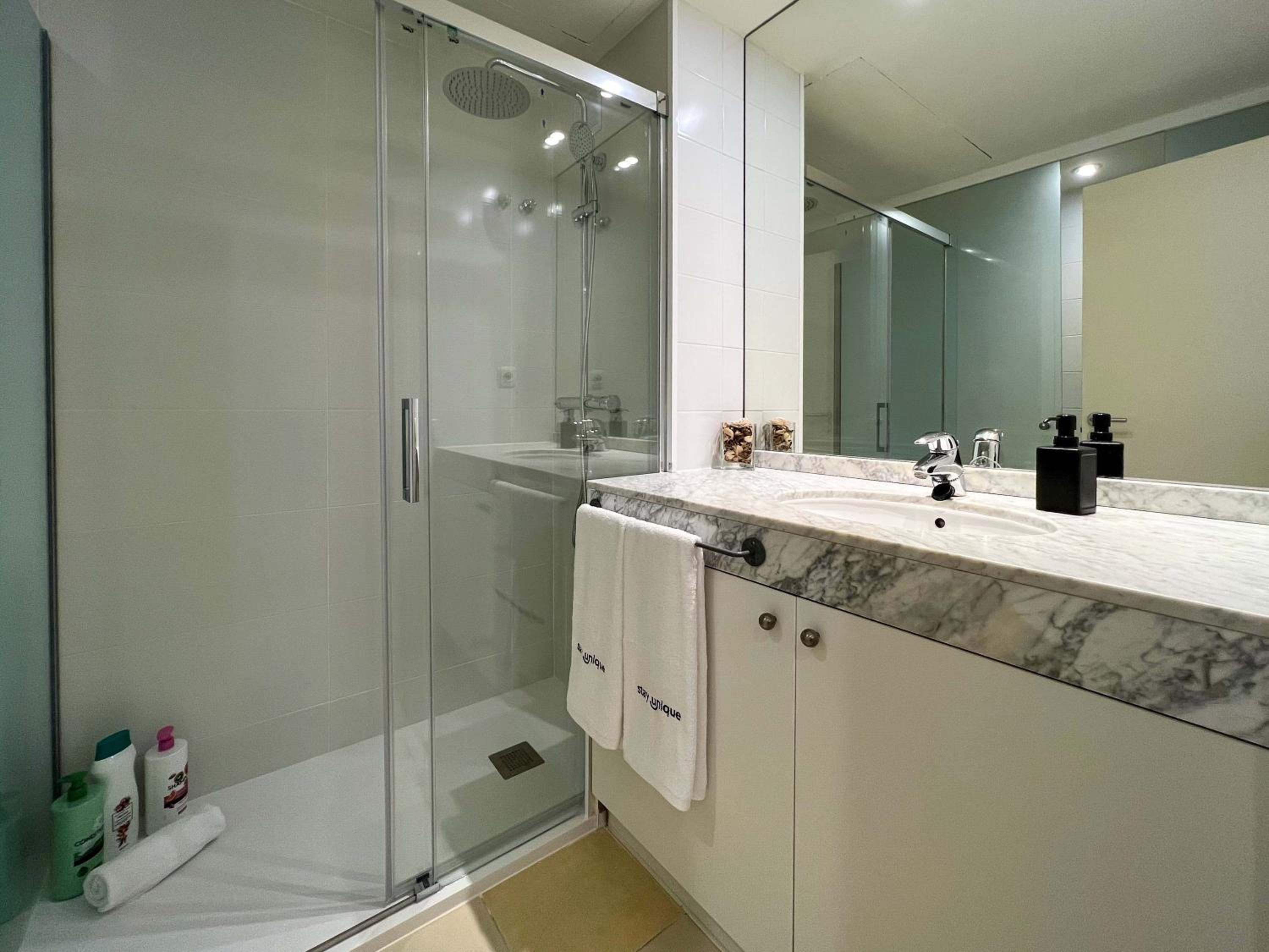 One-Bedroom Apartment with Balcony photo 2