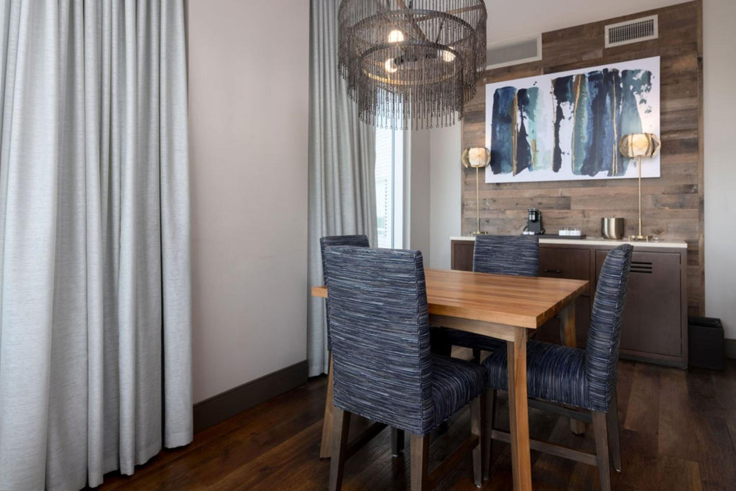 Celestial King Suite with Balcony and Lake View photo 2