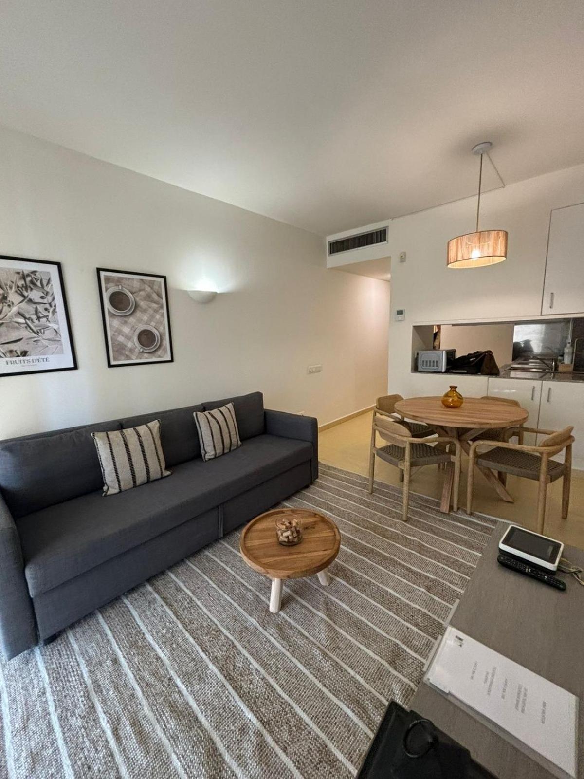 Deluxe One-Bedroom Apartment With Balcony photo 3