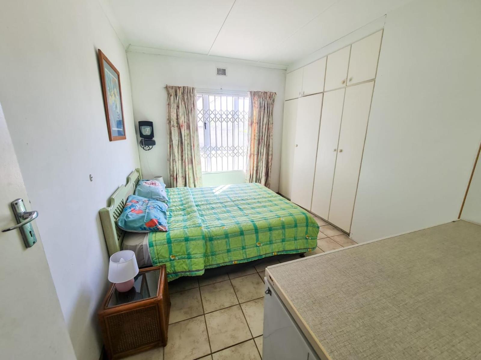 Five-Bedroom House photo 1