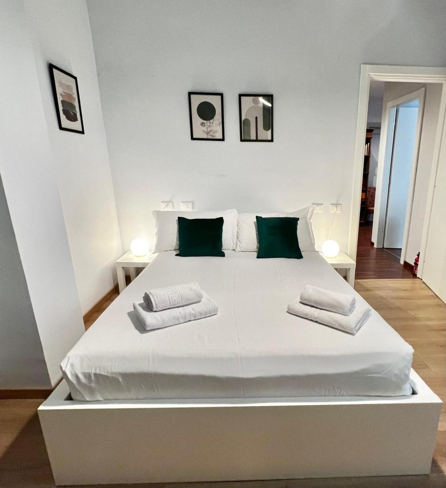Three-Bedroom Apartment with Balcony photo 3