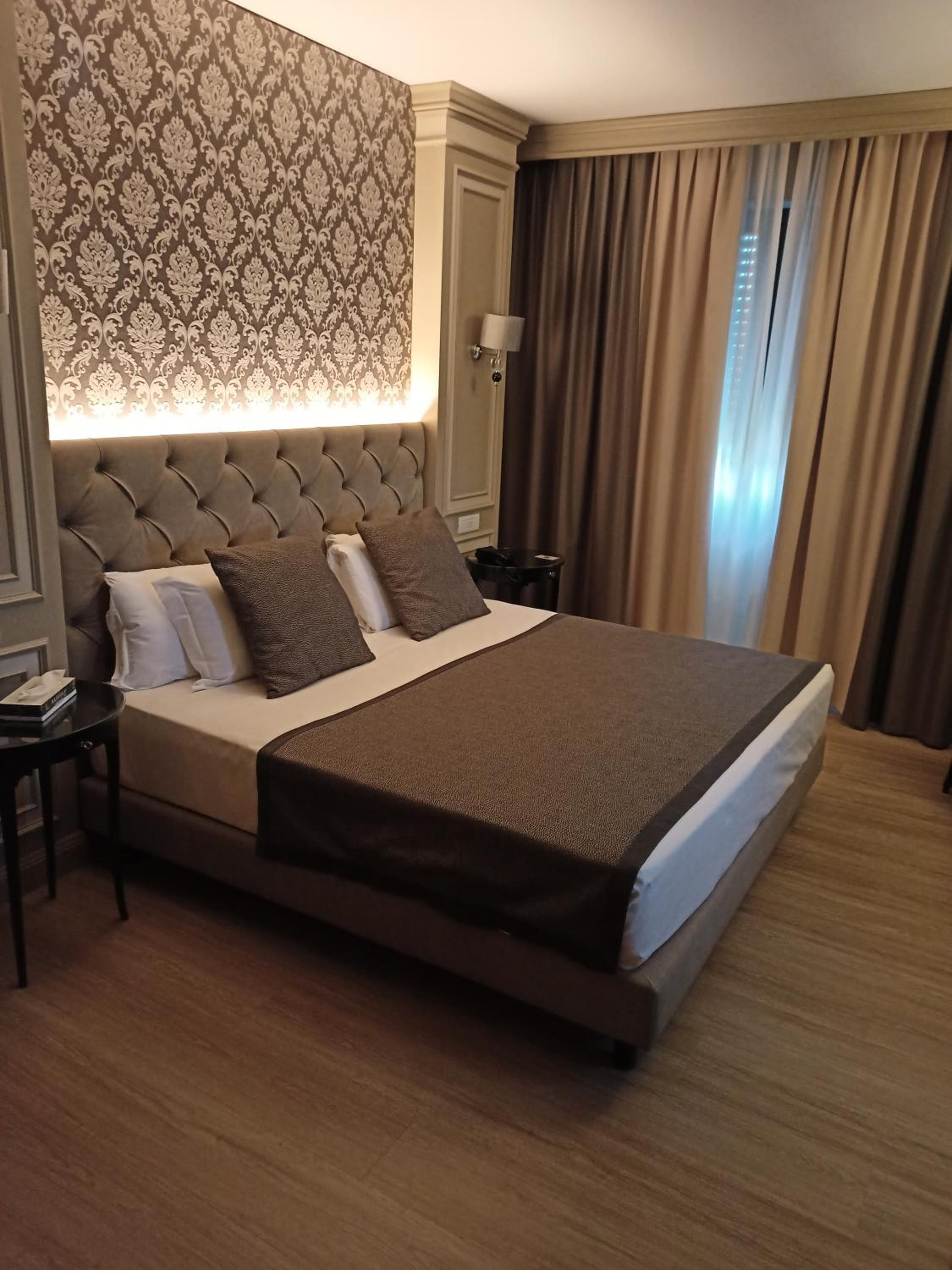 Junior Suite with Balcony - Photo 1