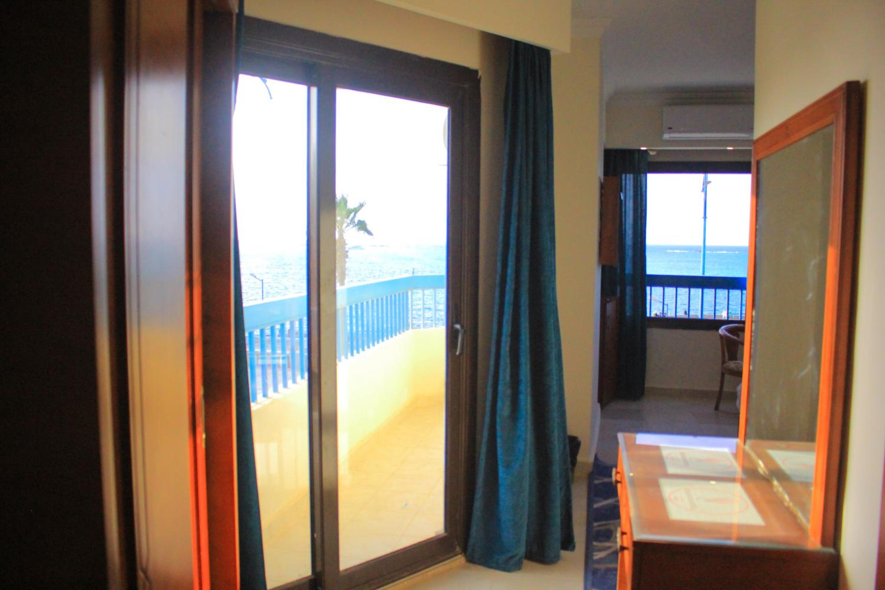 Deluxe Double or Twin Room with Sea View photo 2