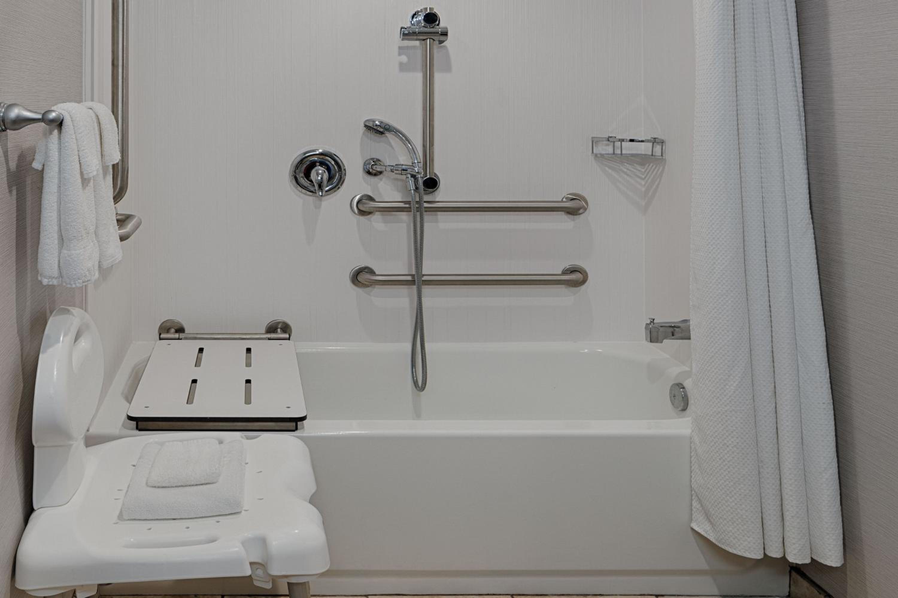 1 Bedroom 2 room Suite, 1 King, Sofa bed - Photo 11