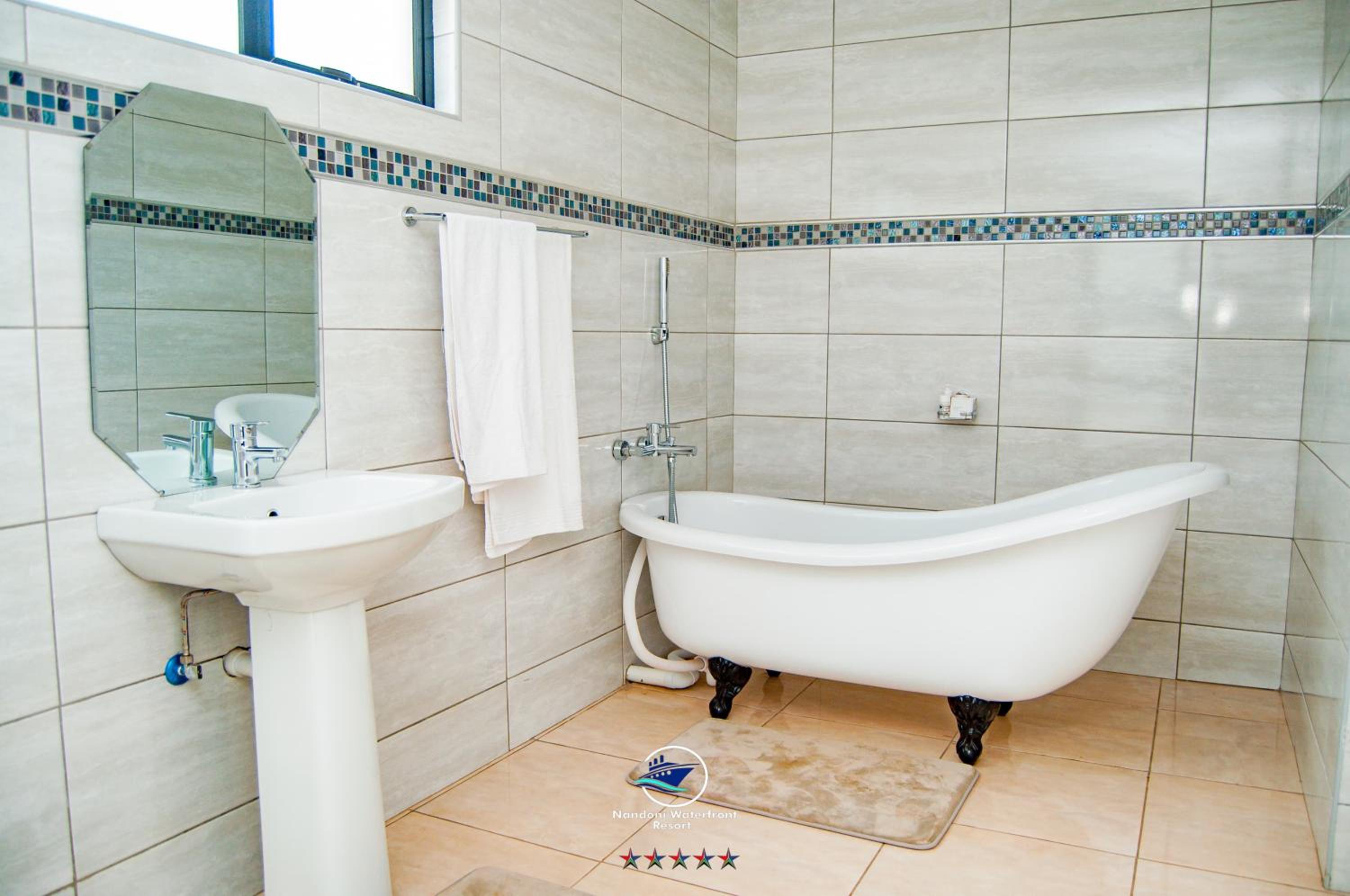 Deluxe King Suite - Photo 9