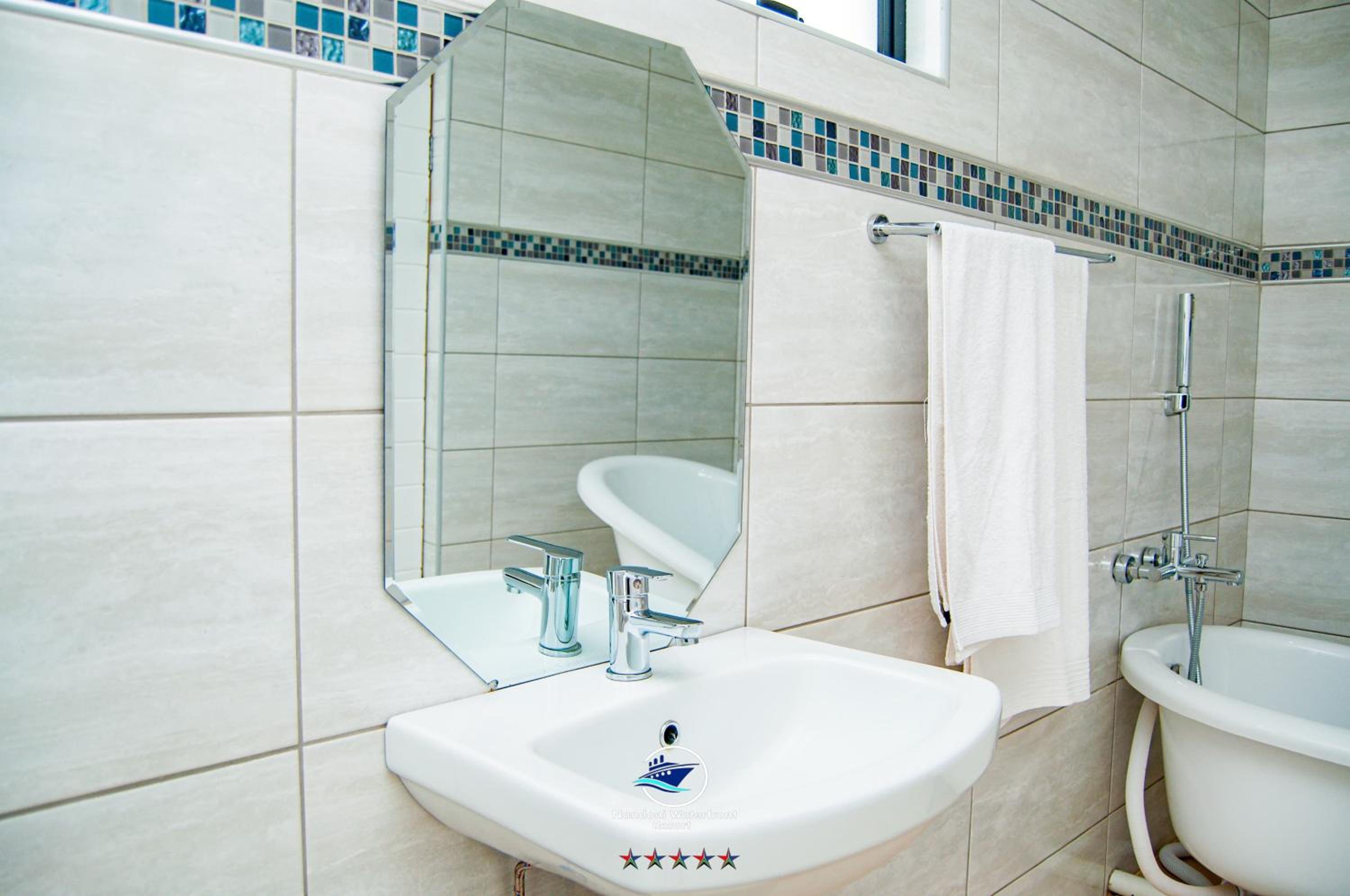 Deluxe King Suite - Photo 10