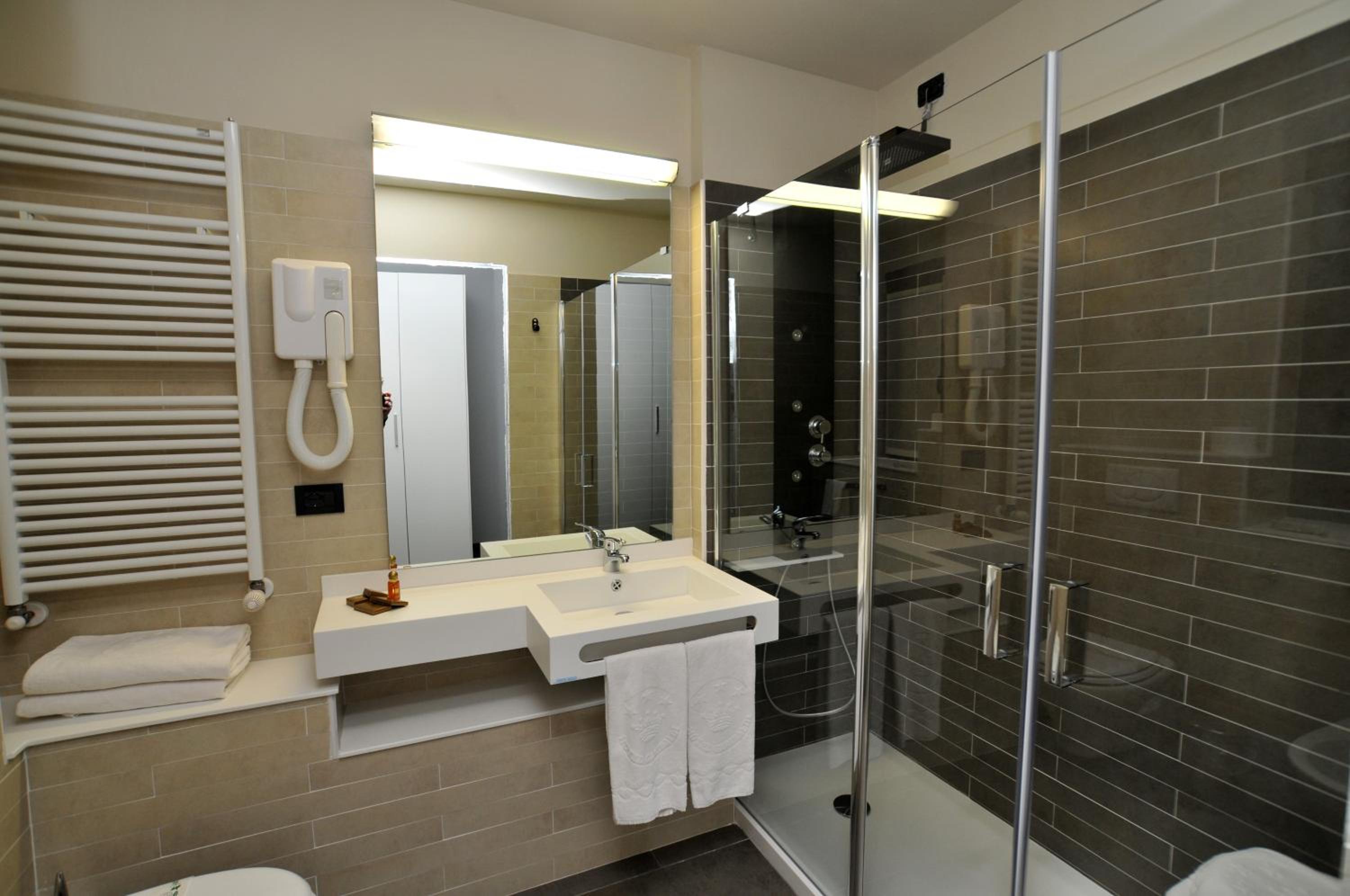 Deluxe Double or Twin Room - Photo 5