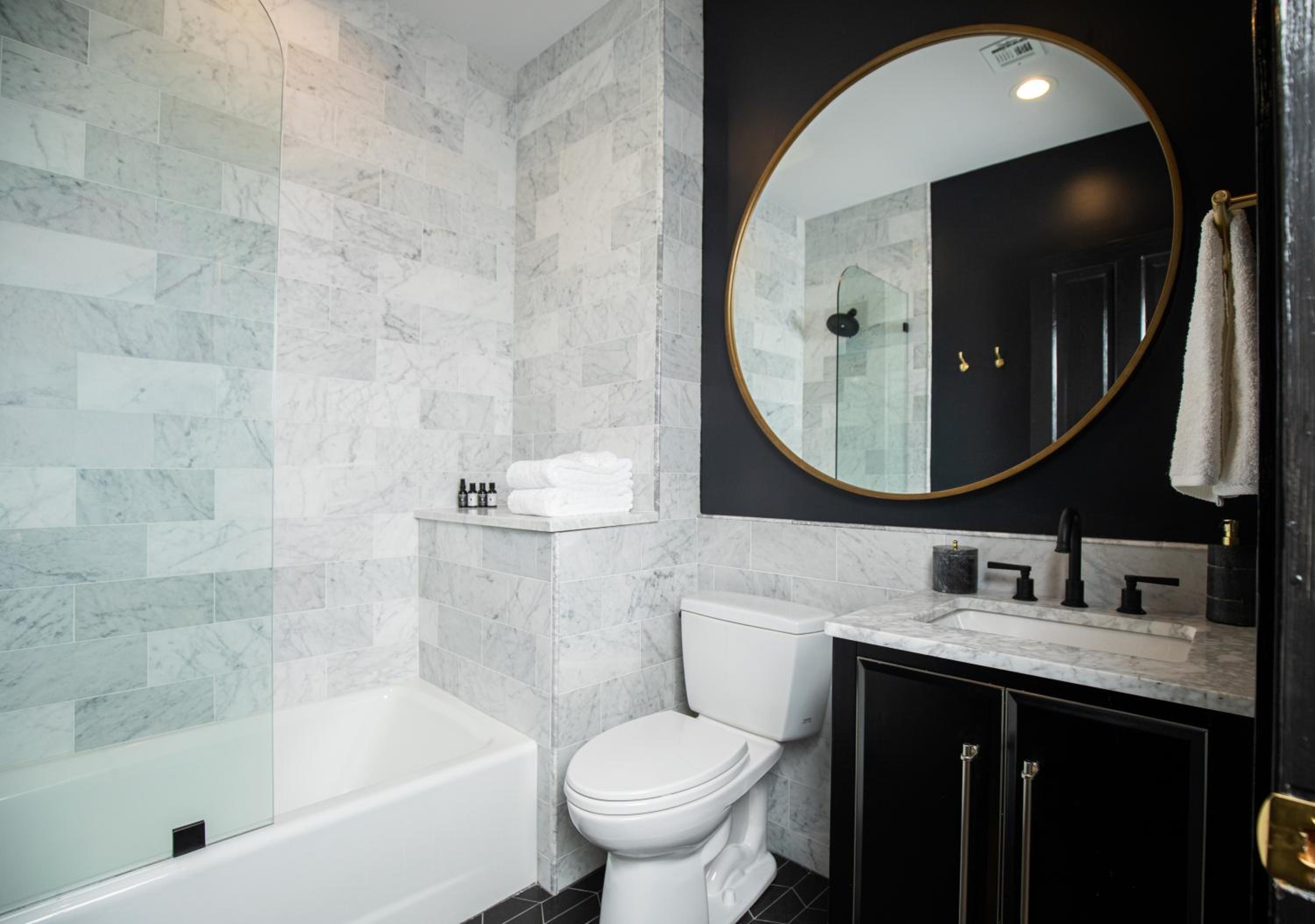 Standard King Room - Photo 15