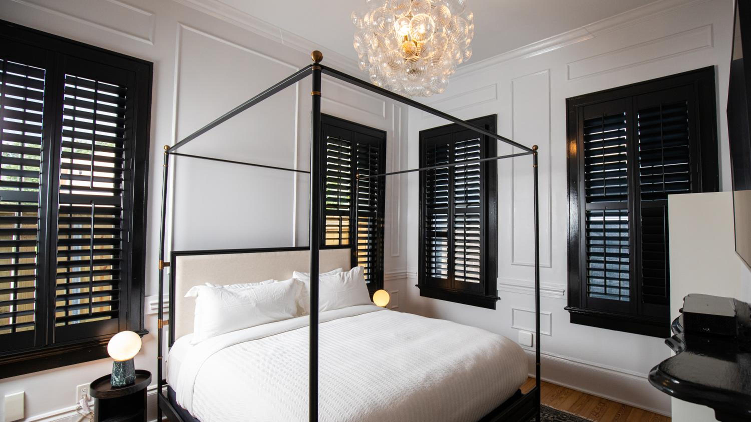 Standard King Room - Photo 8