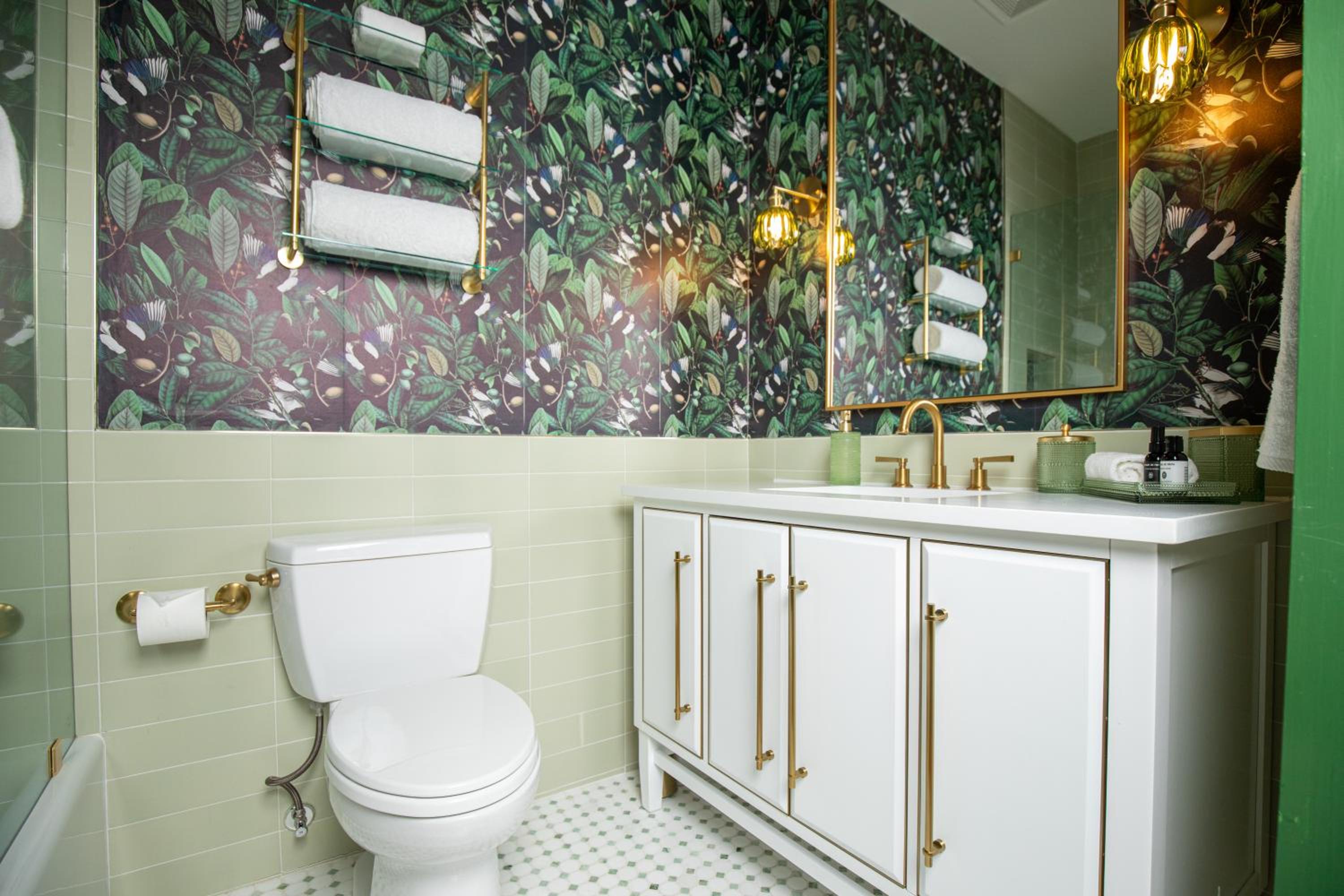 Standard King Room - Photo 5