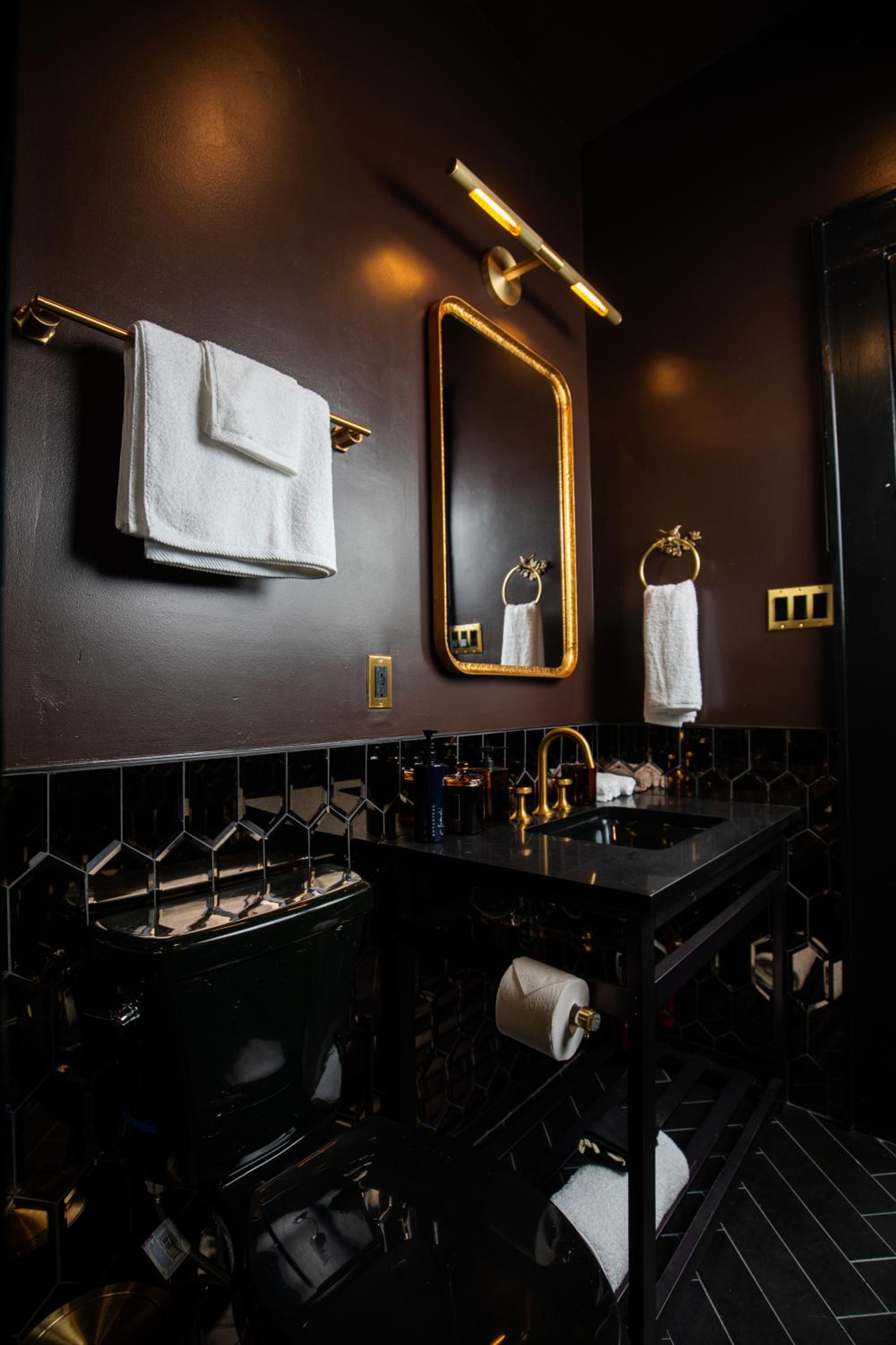 Standard King Room - Photo 14