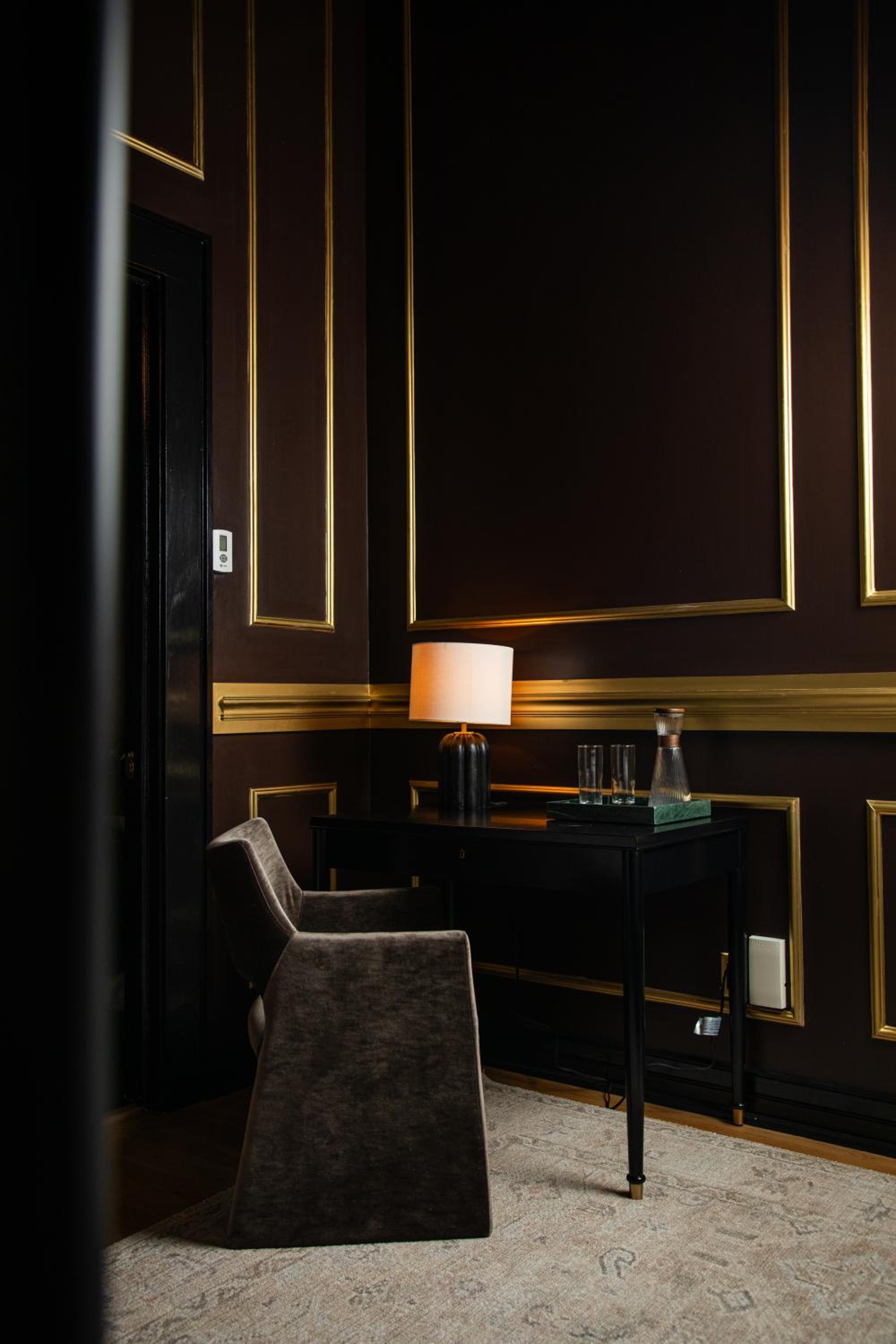 Standard King Room - Photo 9