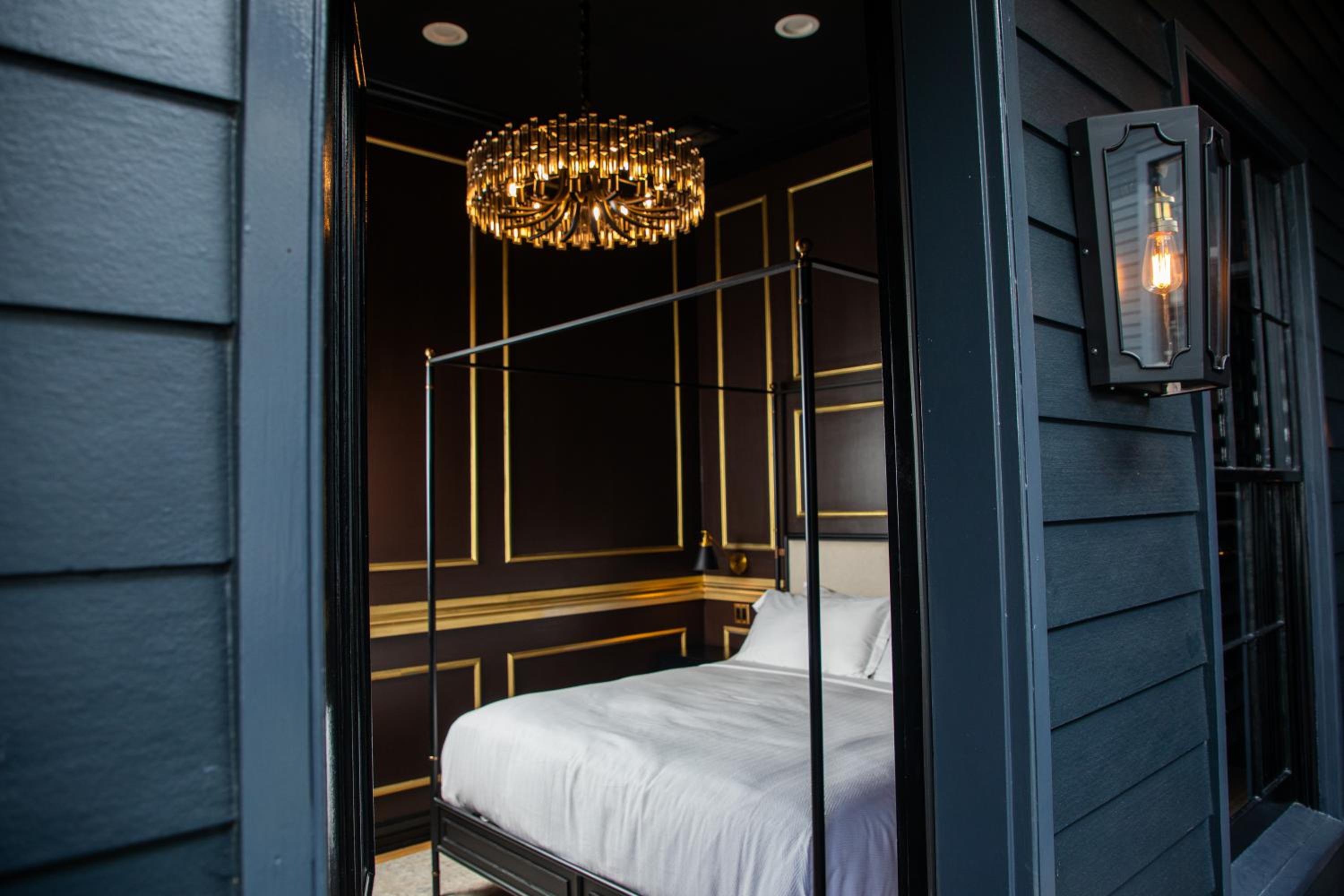 Standard King Room - Photo 10