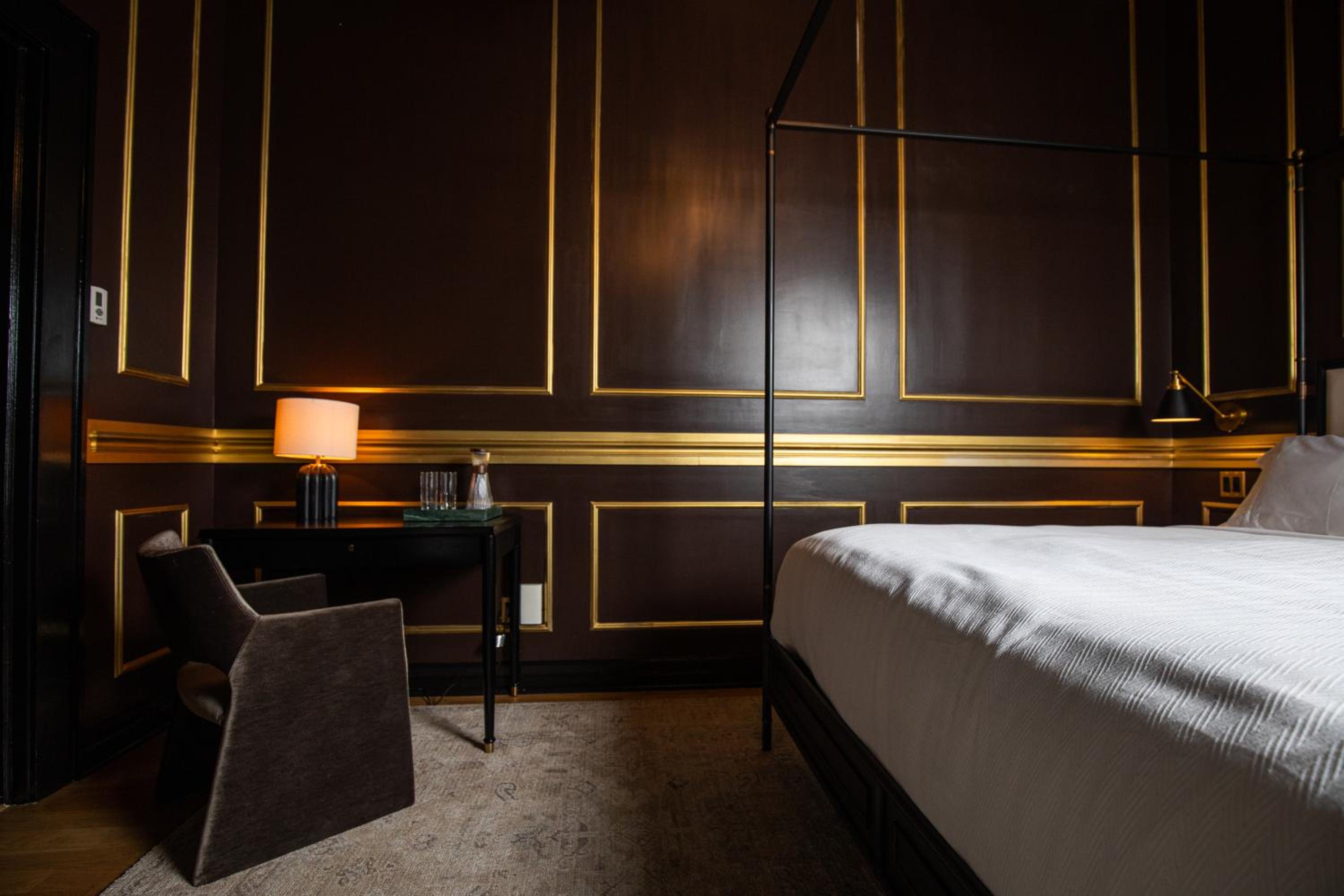 Standard King Room - Photo 12