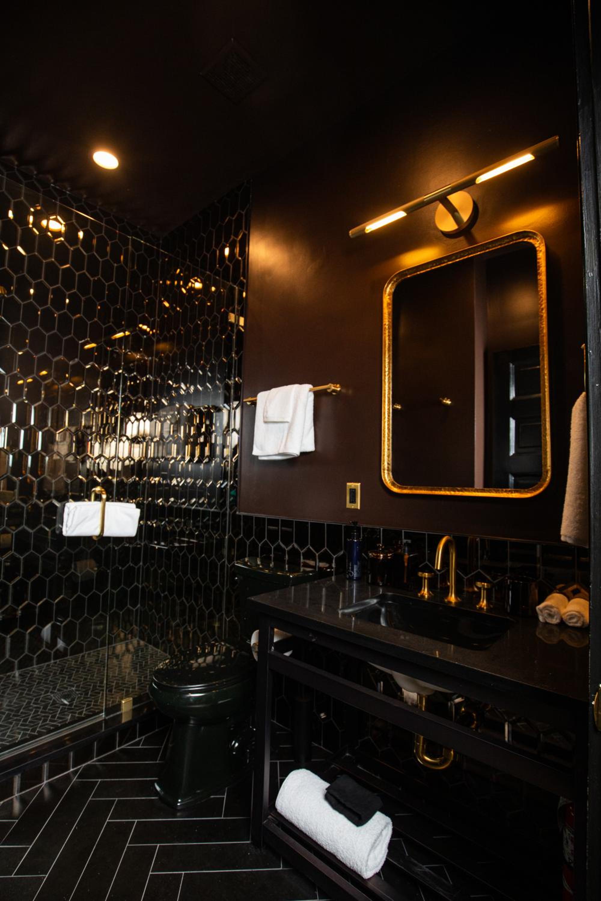 Standard King Room - Photo 13