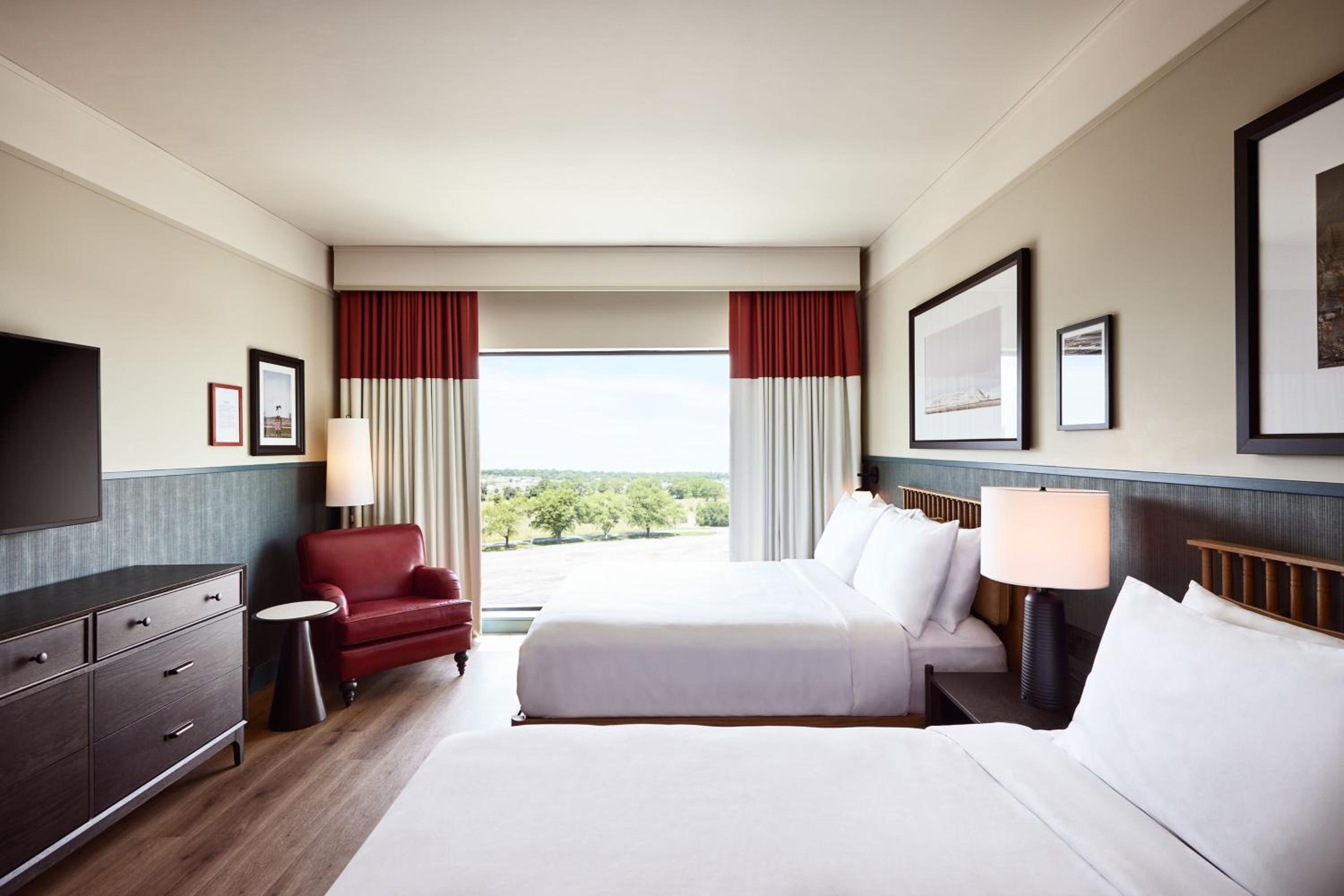 Queen Room with Two Queen Beds - Photo 7