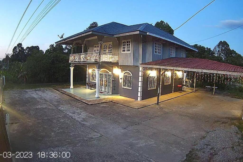 Five-Bedroom House photo 1