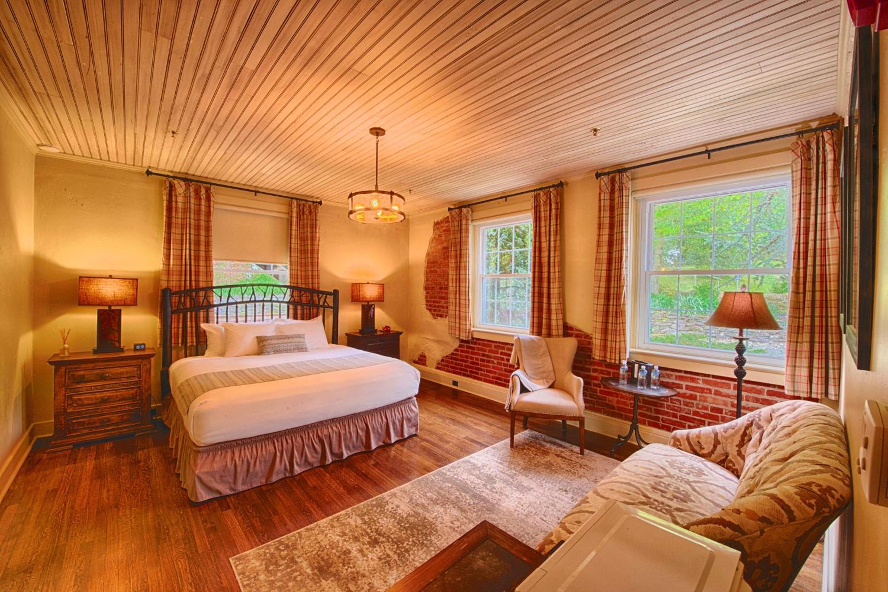 Evergreen Lodge Suite