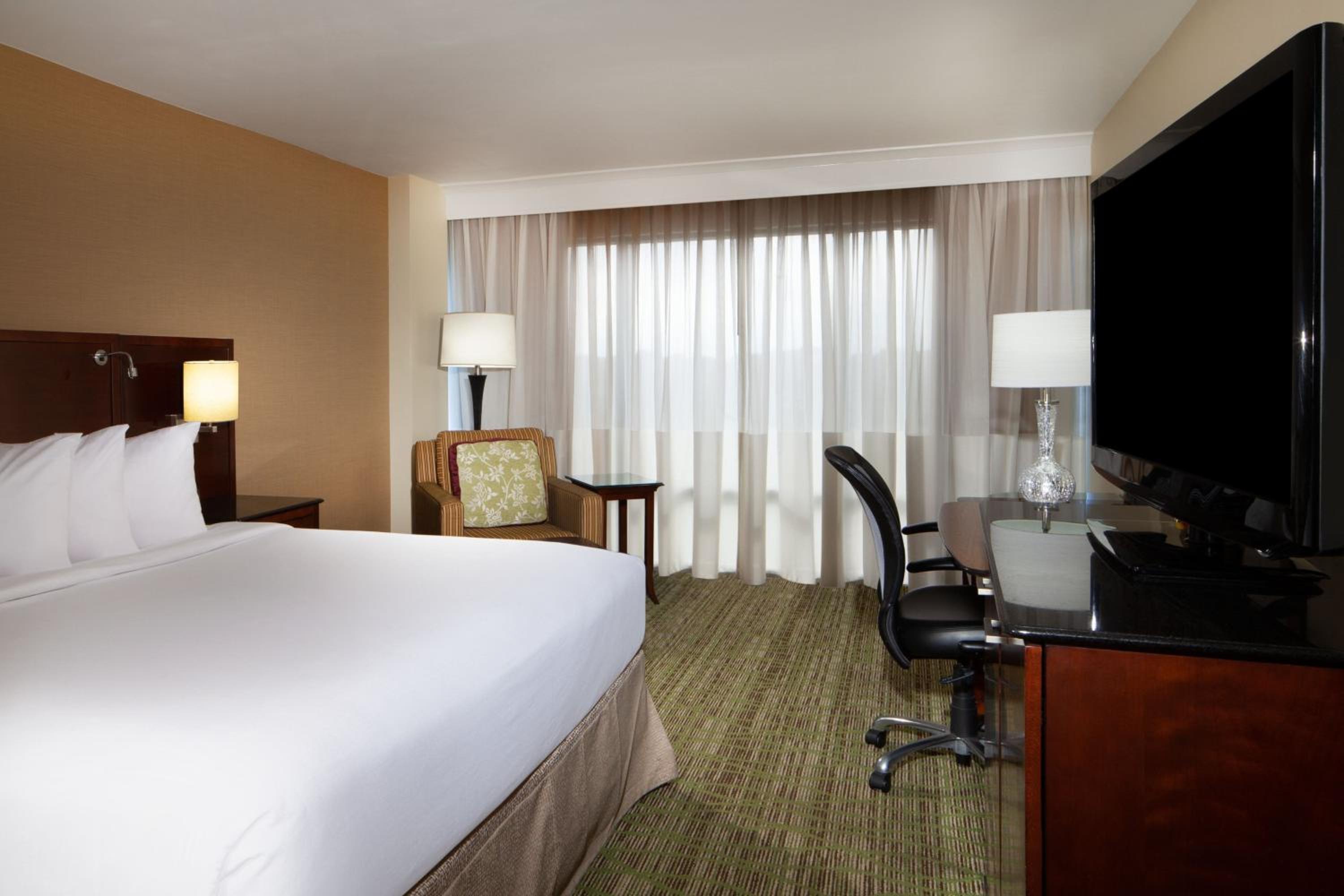 Guest Room, 1 King, High Floor photo 1
