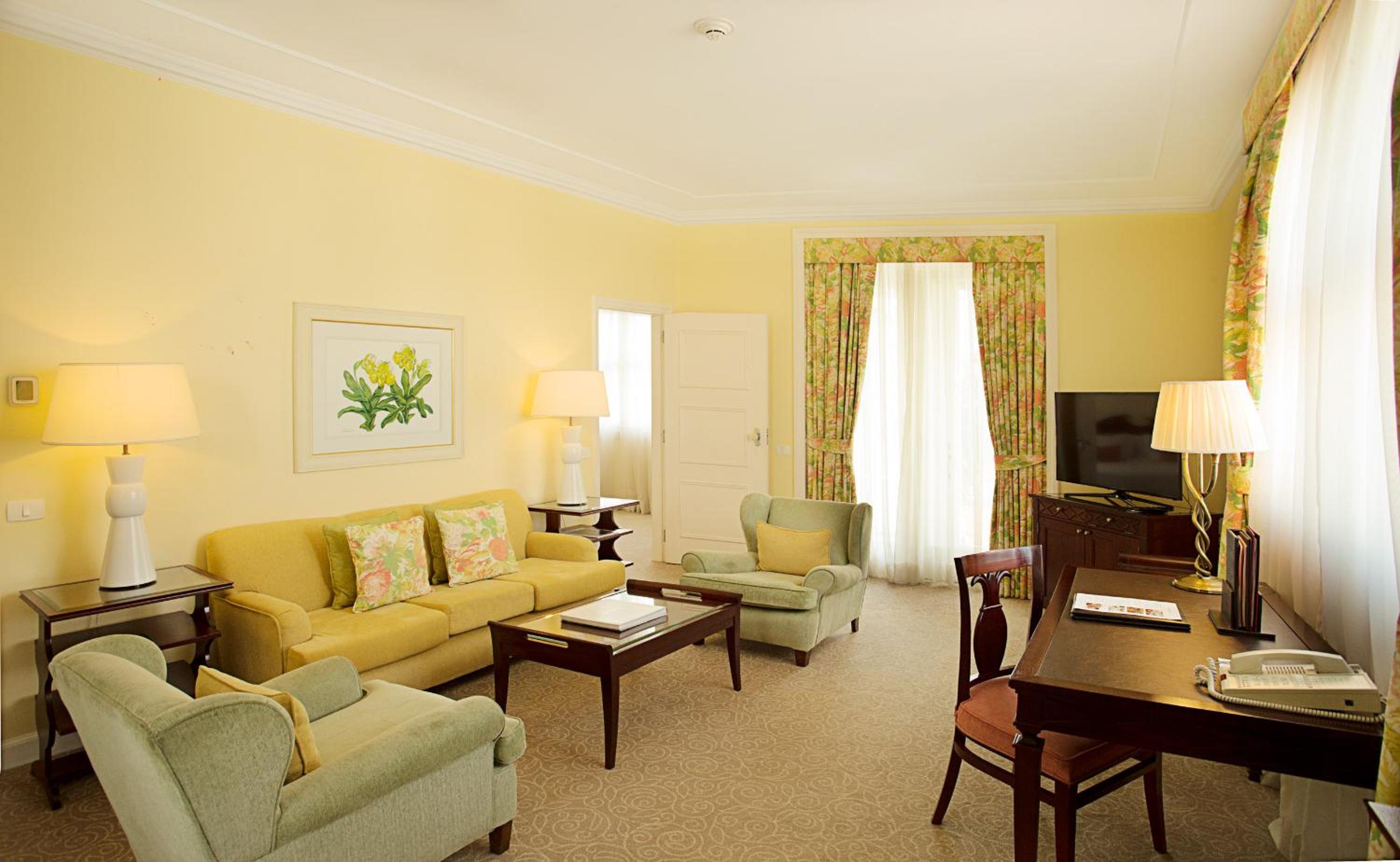 One-Bedroom Avenue View Suite