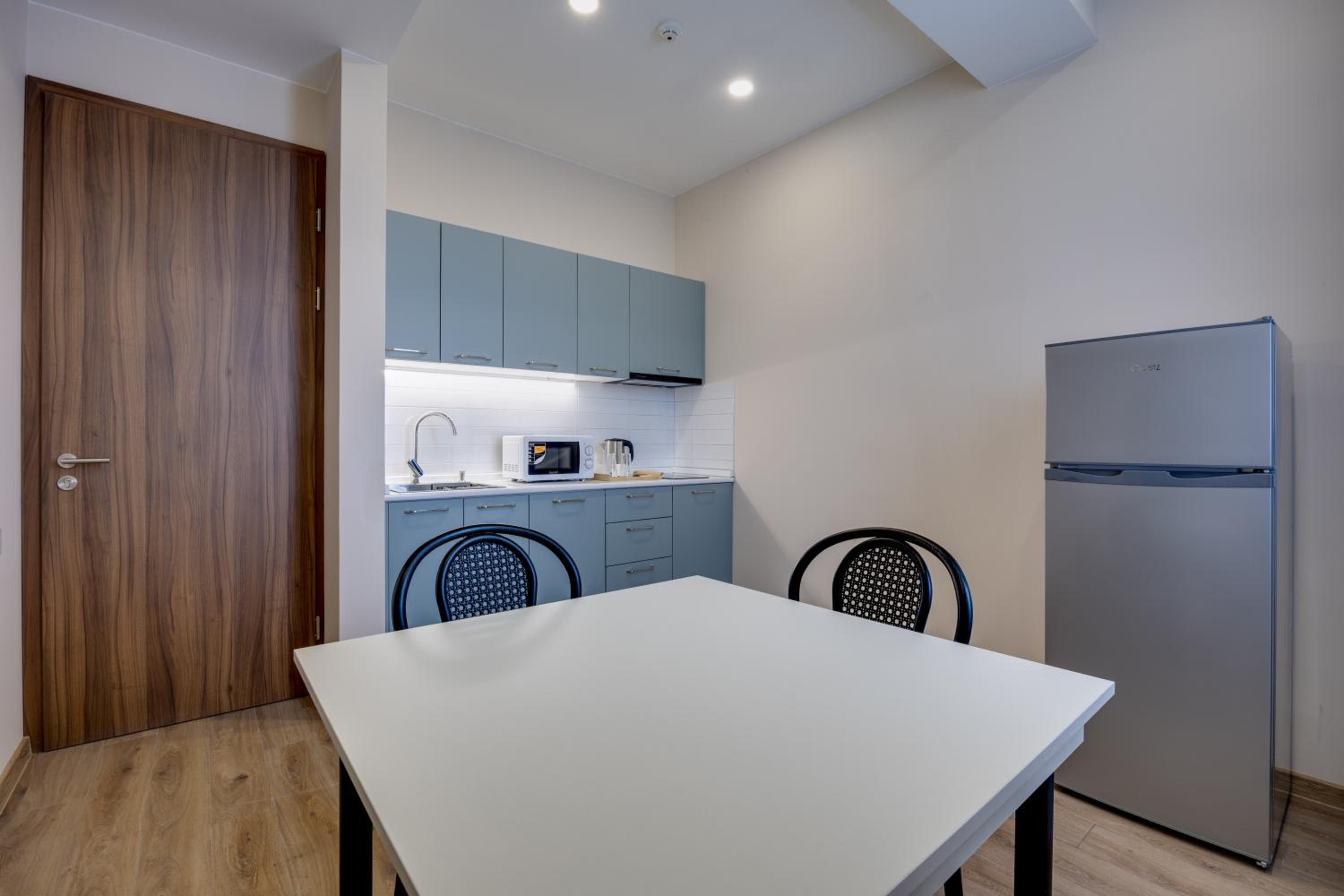 Apartment with Balcony - Photo 2