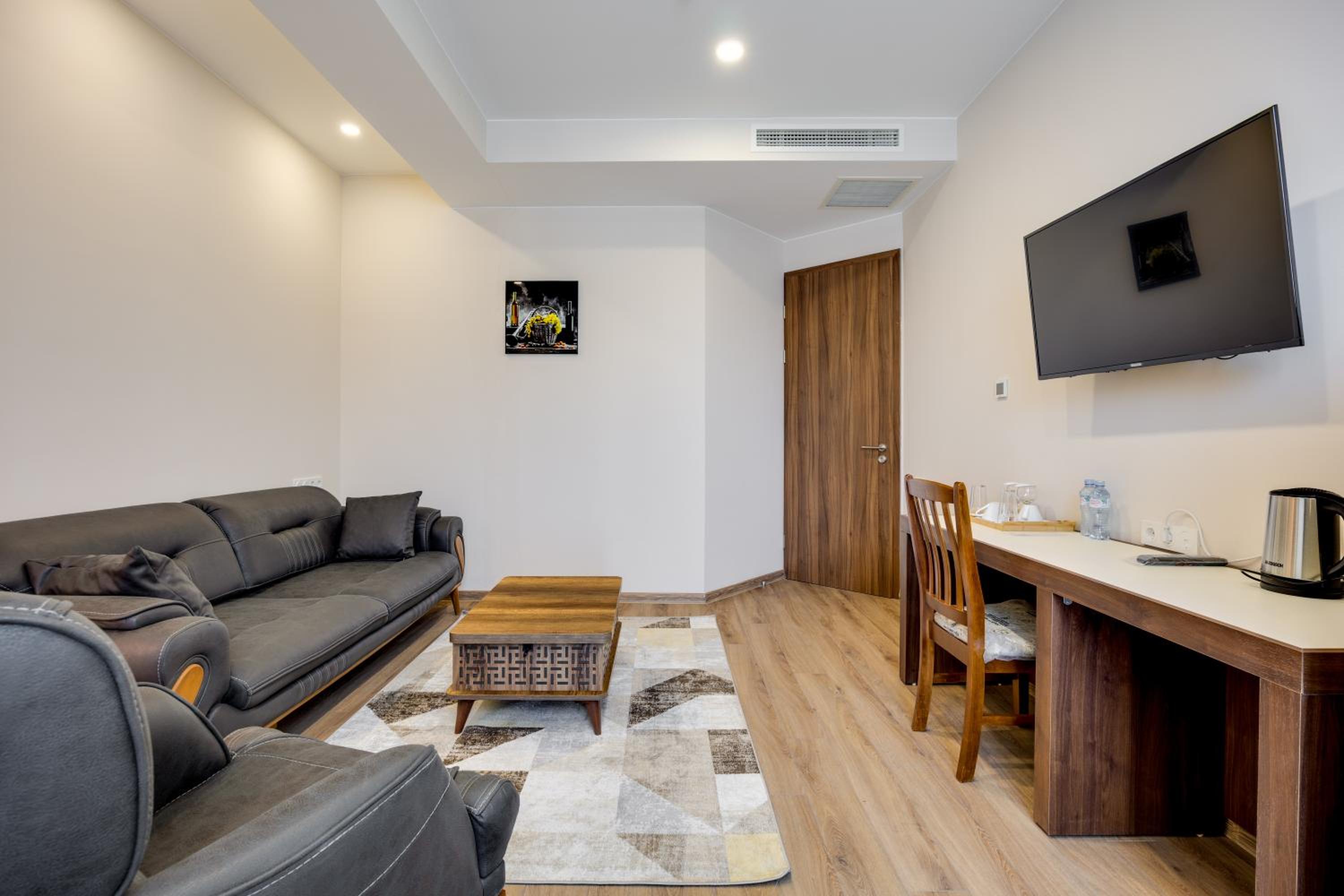 Suite with Balcony - Photo 6