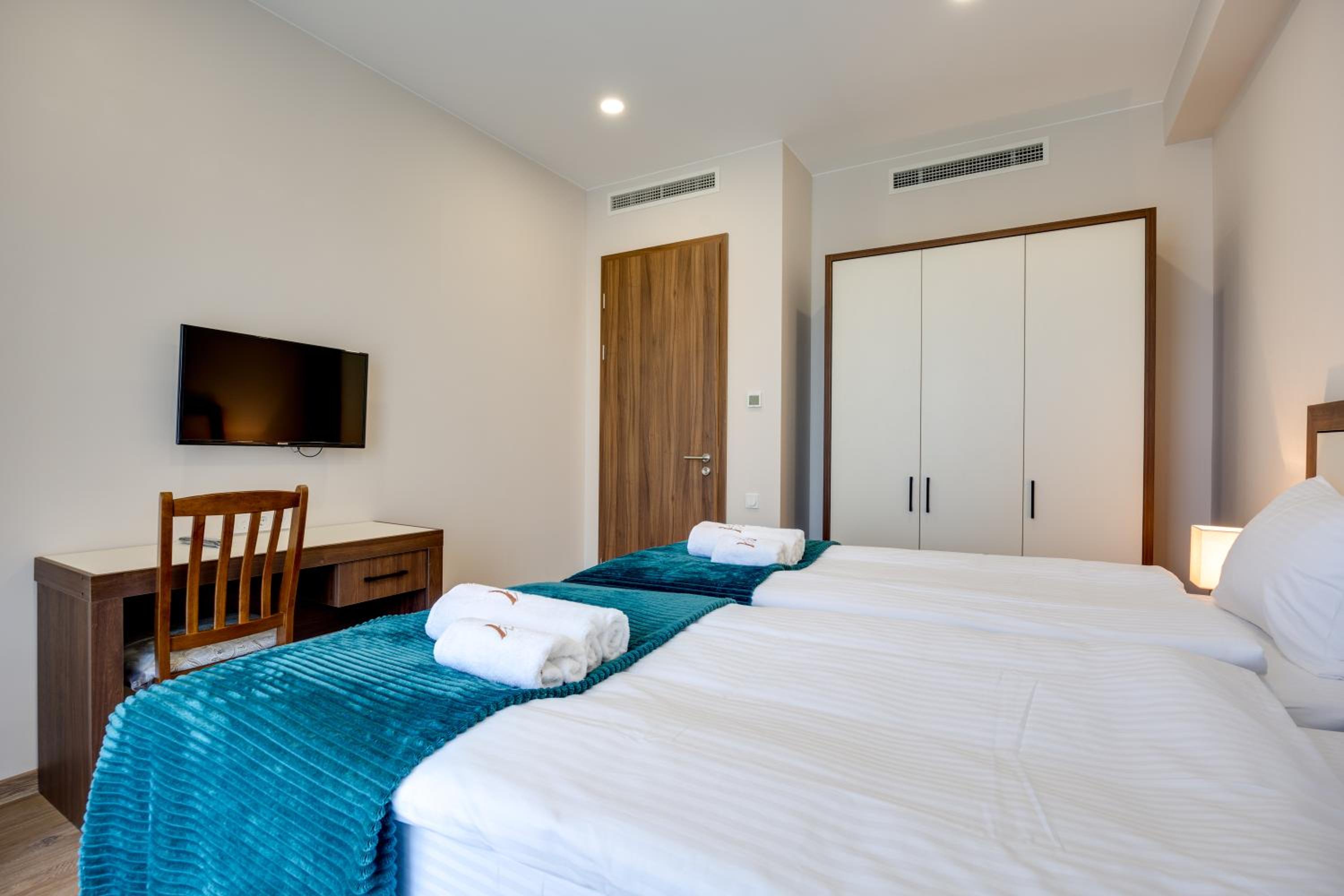Suite with Balcony - Photo 7
