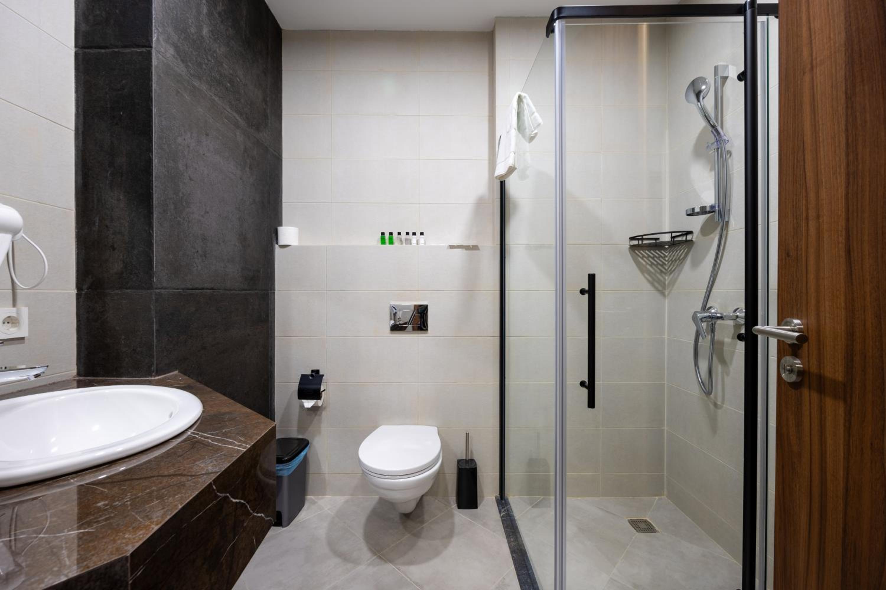 Suite with Balcony - Photo 9