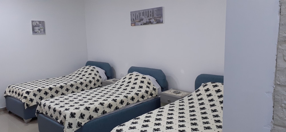 Basic Quadruple Room (4 Single Beds) photo 1