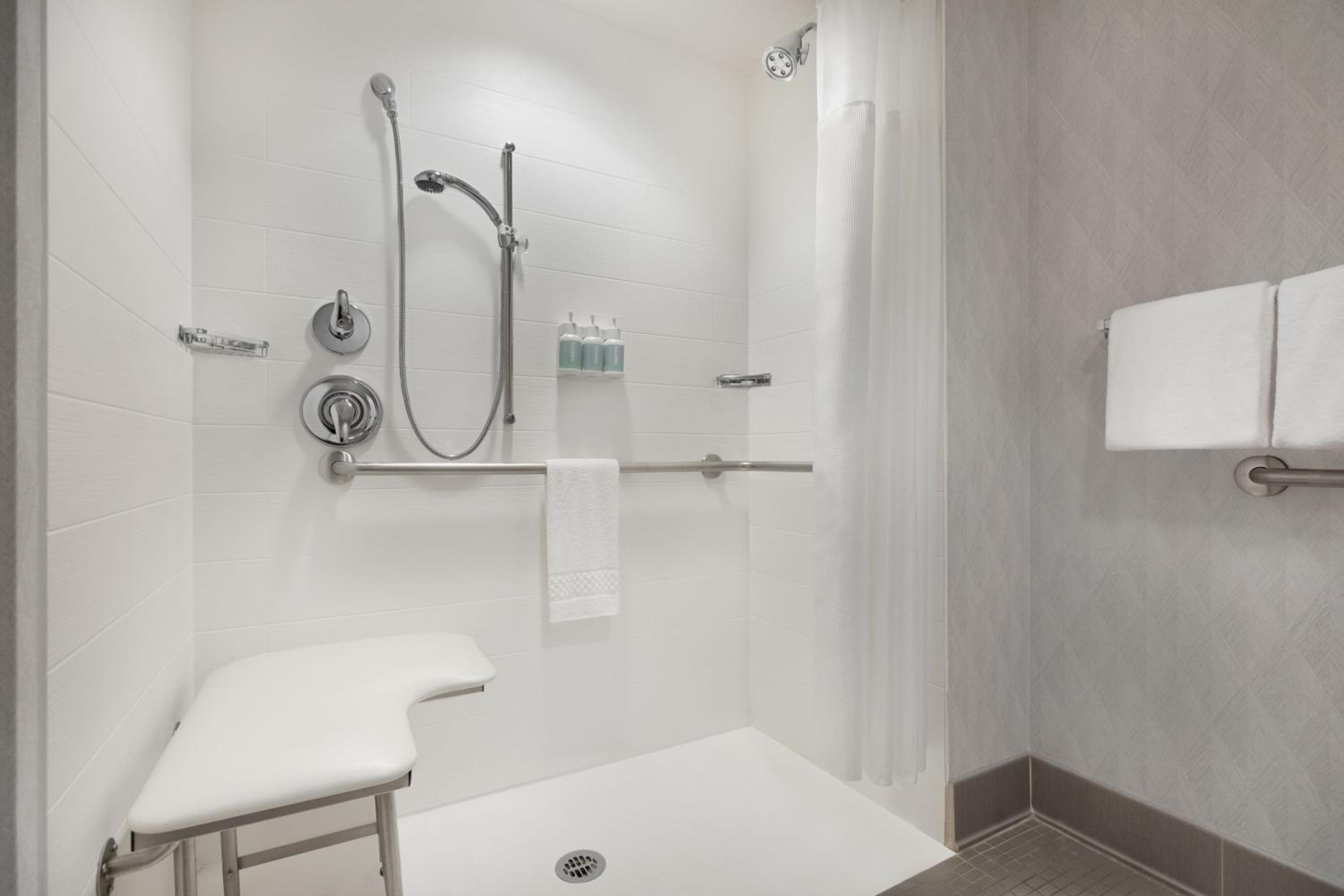 One-Bedroom King Suite with Sofa Bed and Adapted Tub - Mobility and Hearing Accessible thumbnail 5