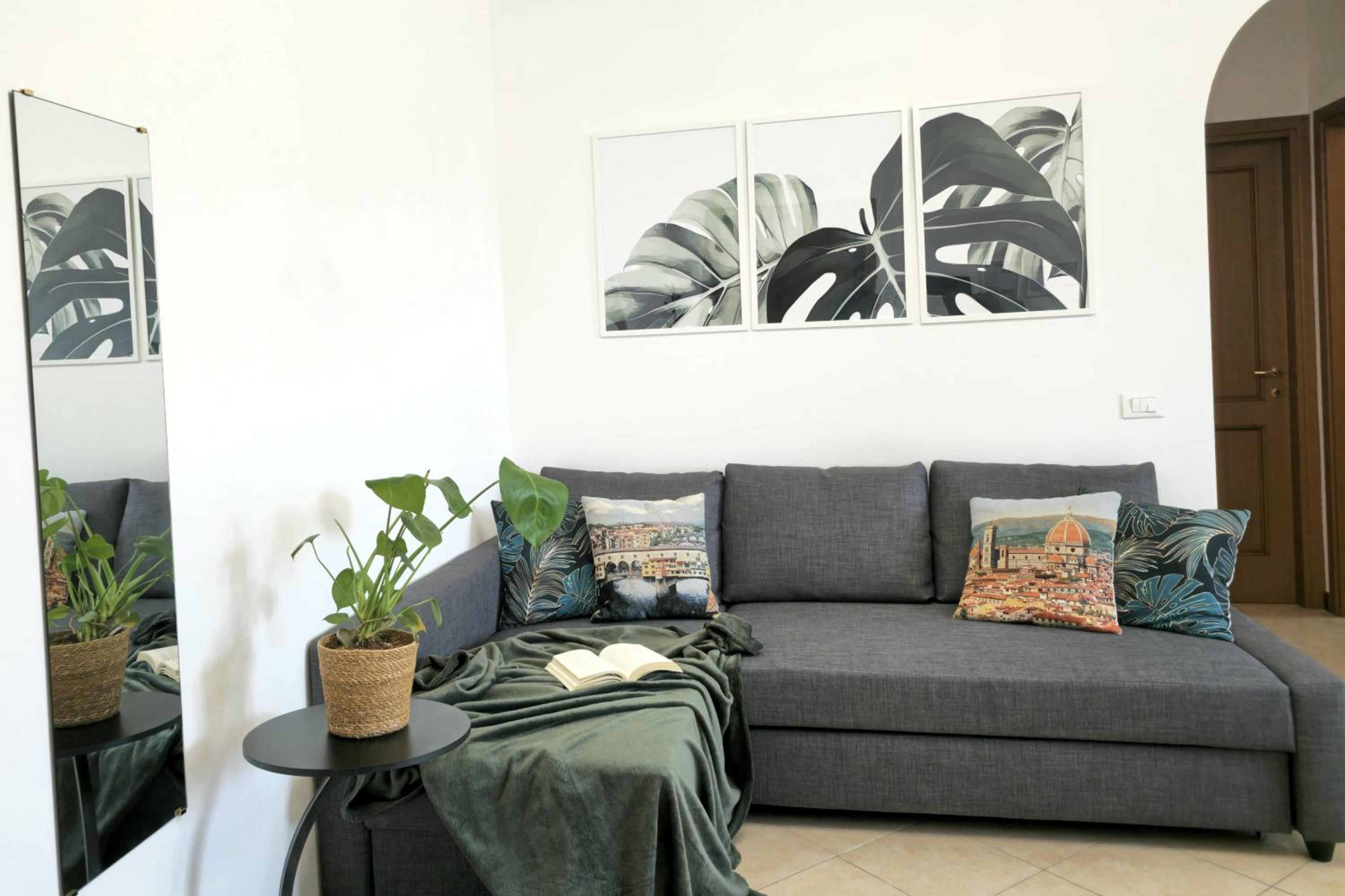One-Bedroom Apartment photo 2