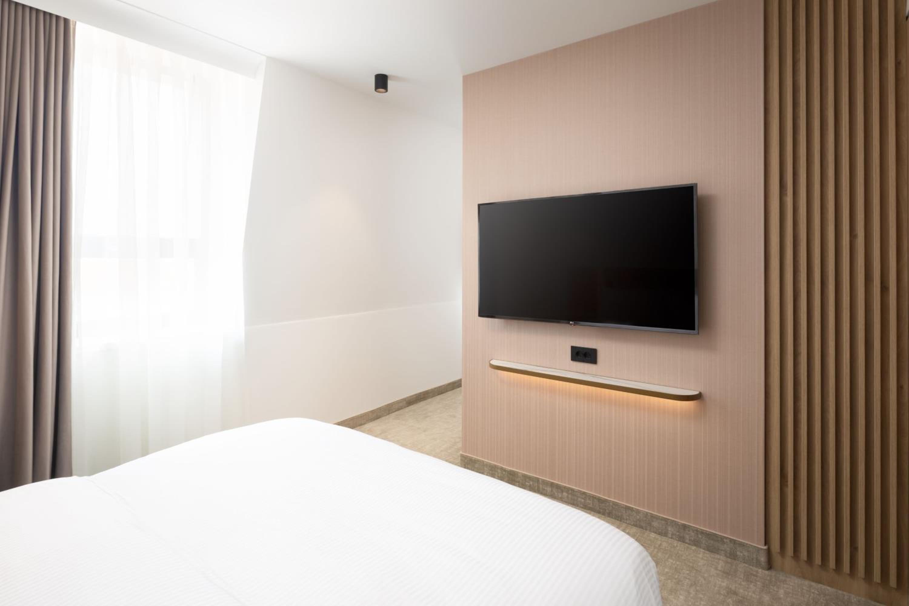 Premium King Room With City View photo 3