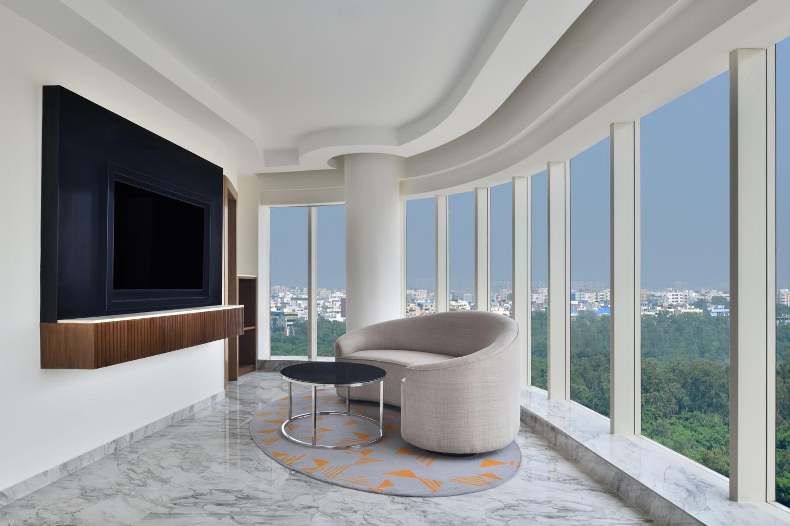 Executive Suite -Free Club Lounge Access, One way Airport Drop  - Photo 4