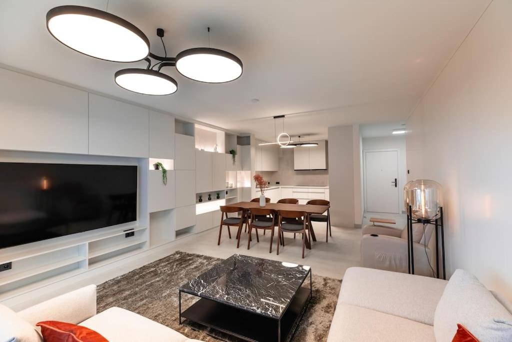 Private Room in Large Flat – Shared Kitchen photo 1