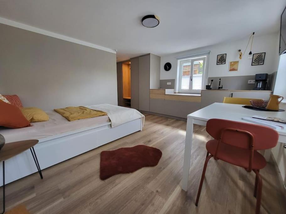 One-Bedroom Apartment photo 1