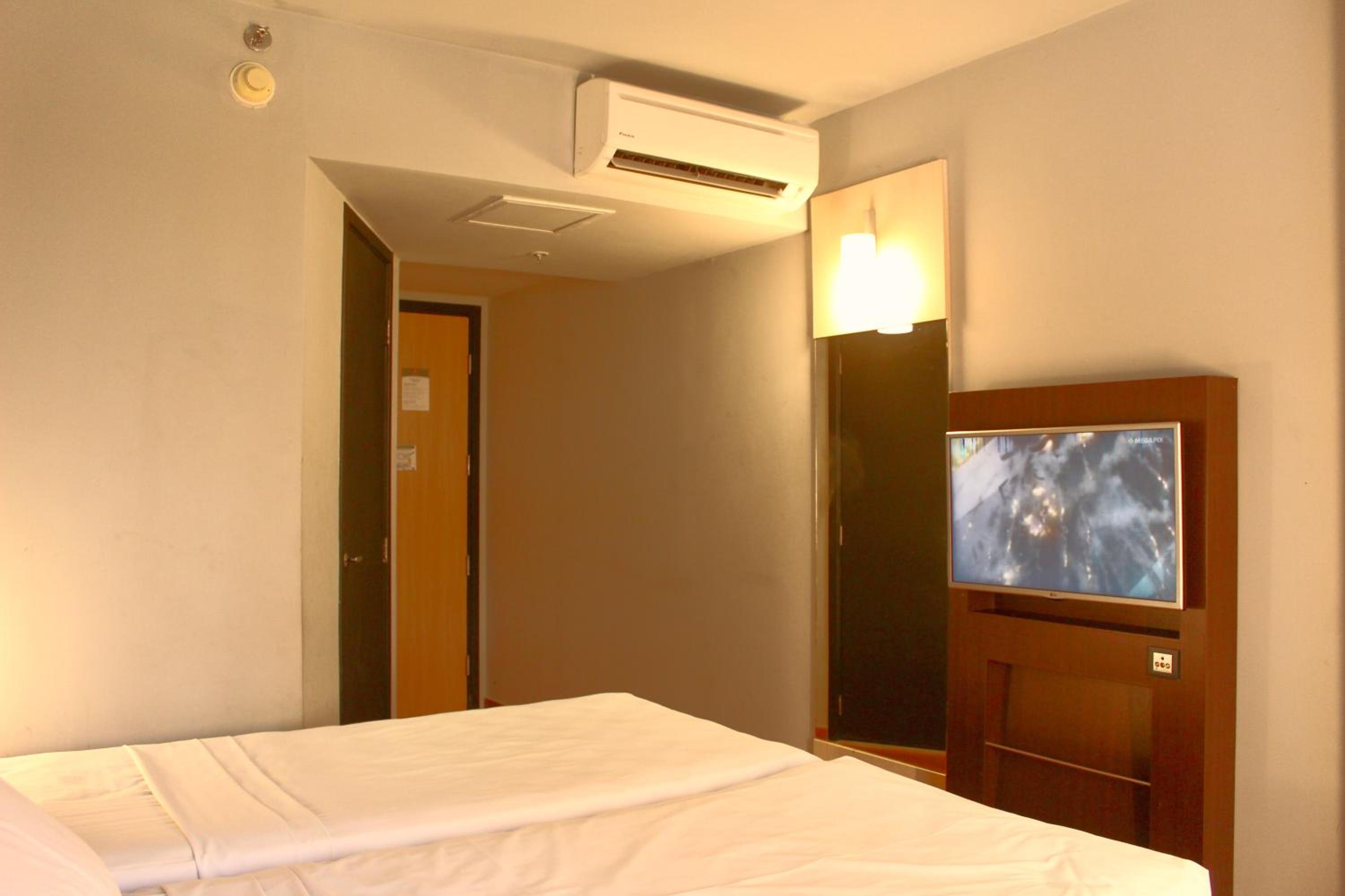 Classic Room with One Double Bed and One Single Bed photo 1