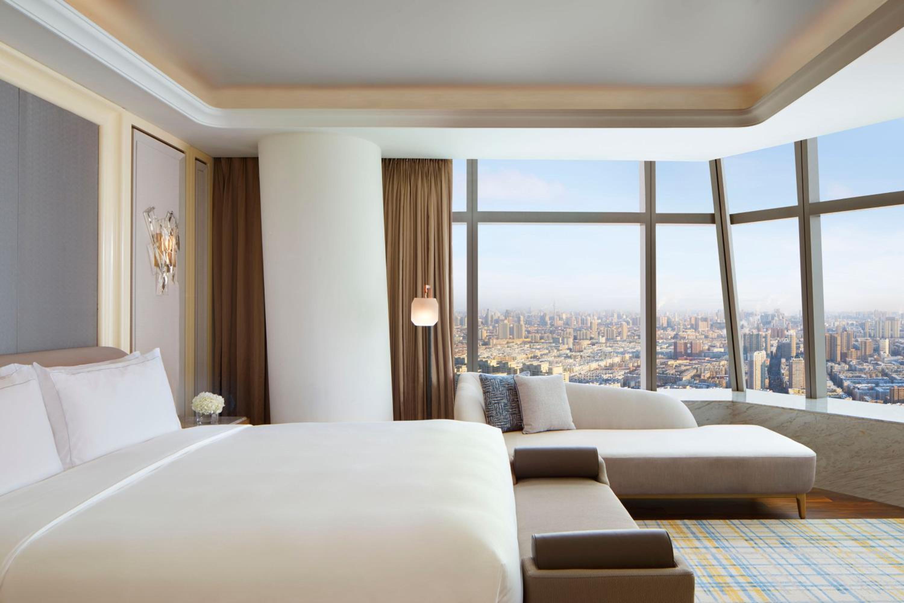Executive King Suite with City View - Club Lounge Access - Photo 1