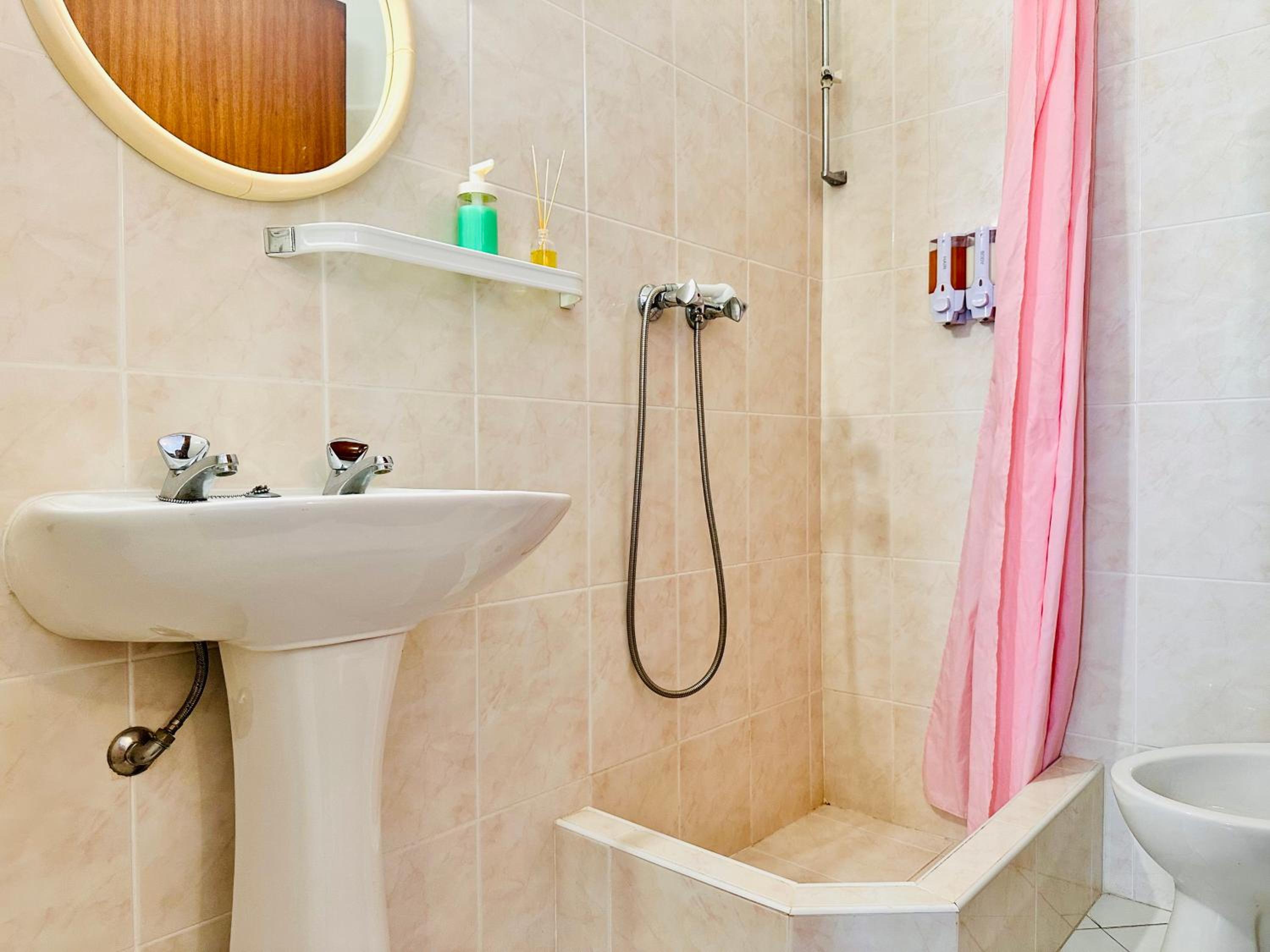 Double Room with Private Bathroom - Photo 3