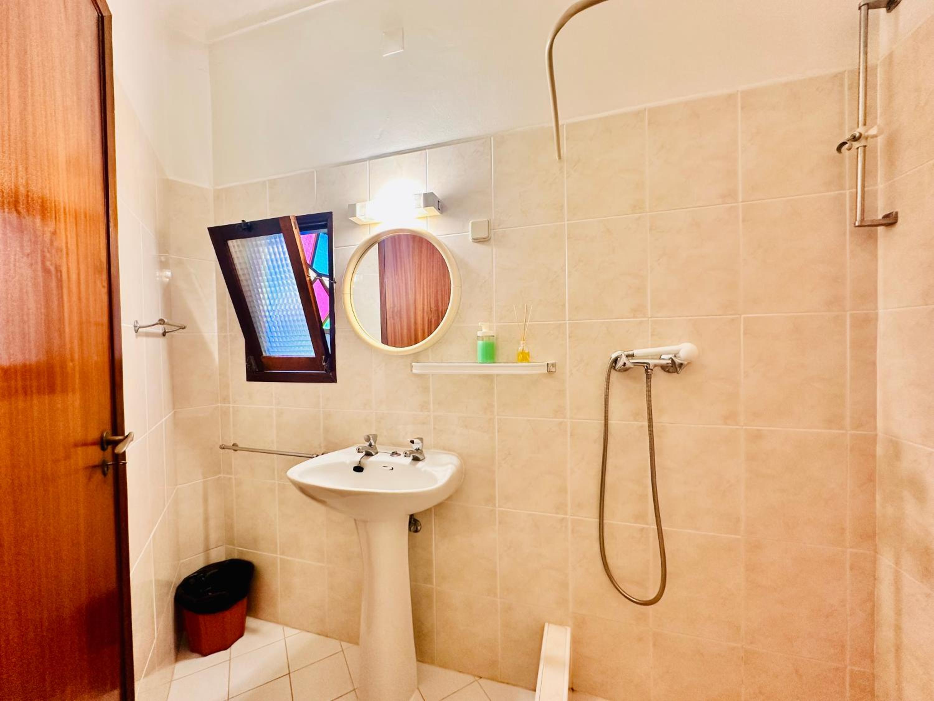 Double Room with Private Bathroom - Photo 4