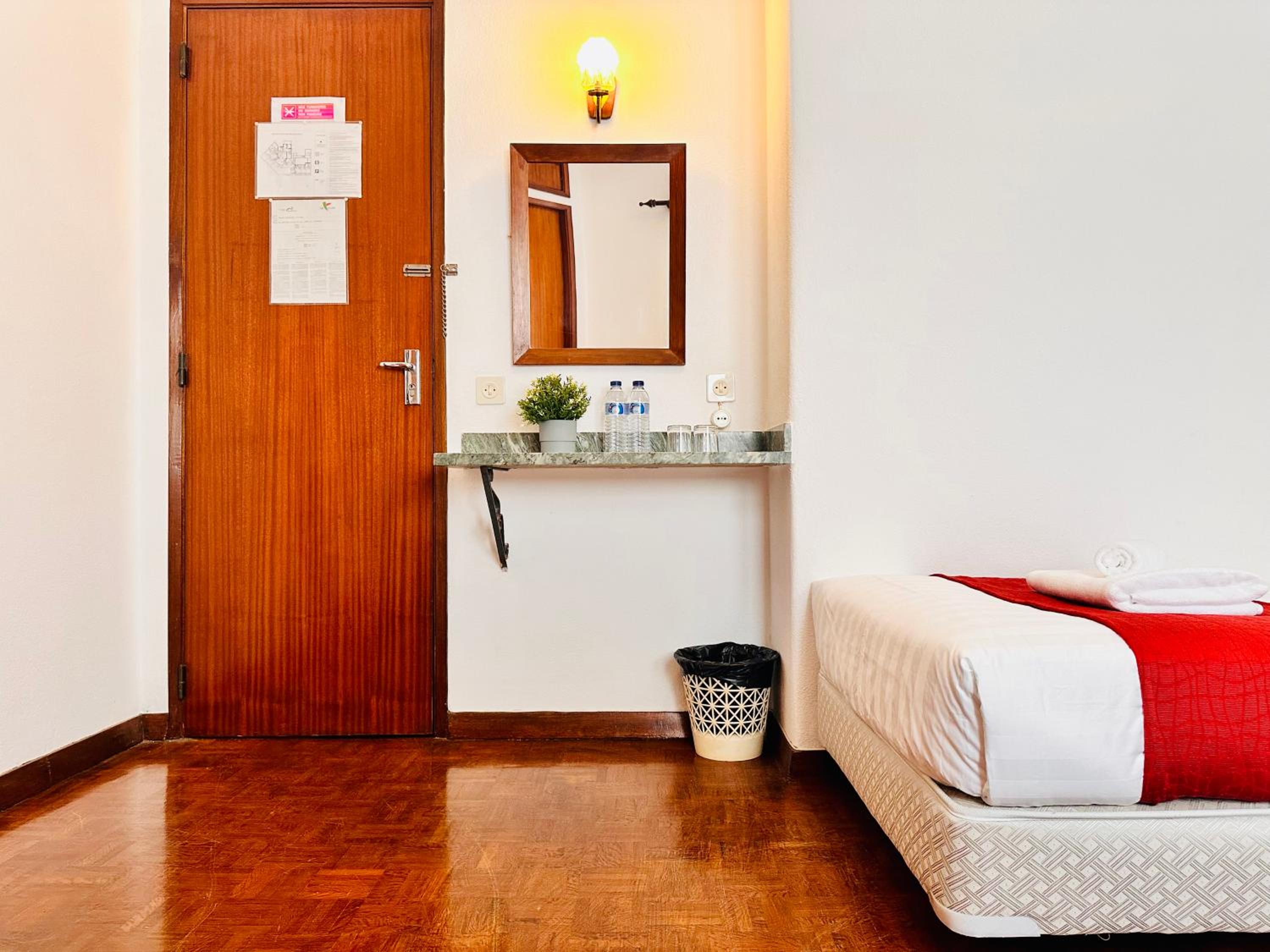 Double Room with Private Bathroom - Photo 7