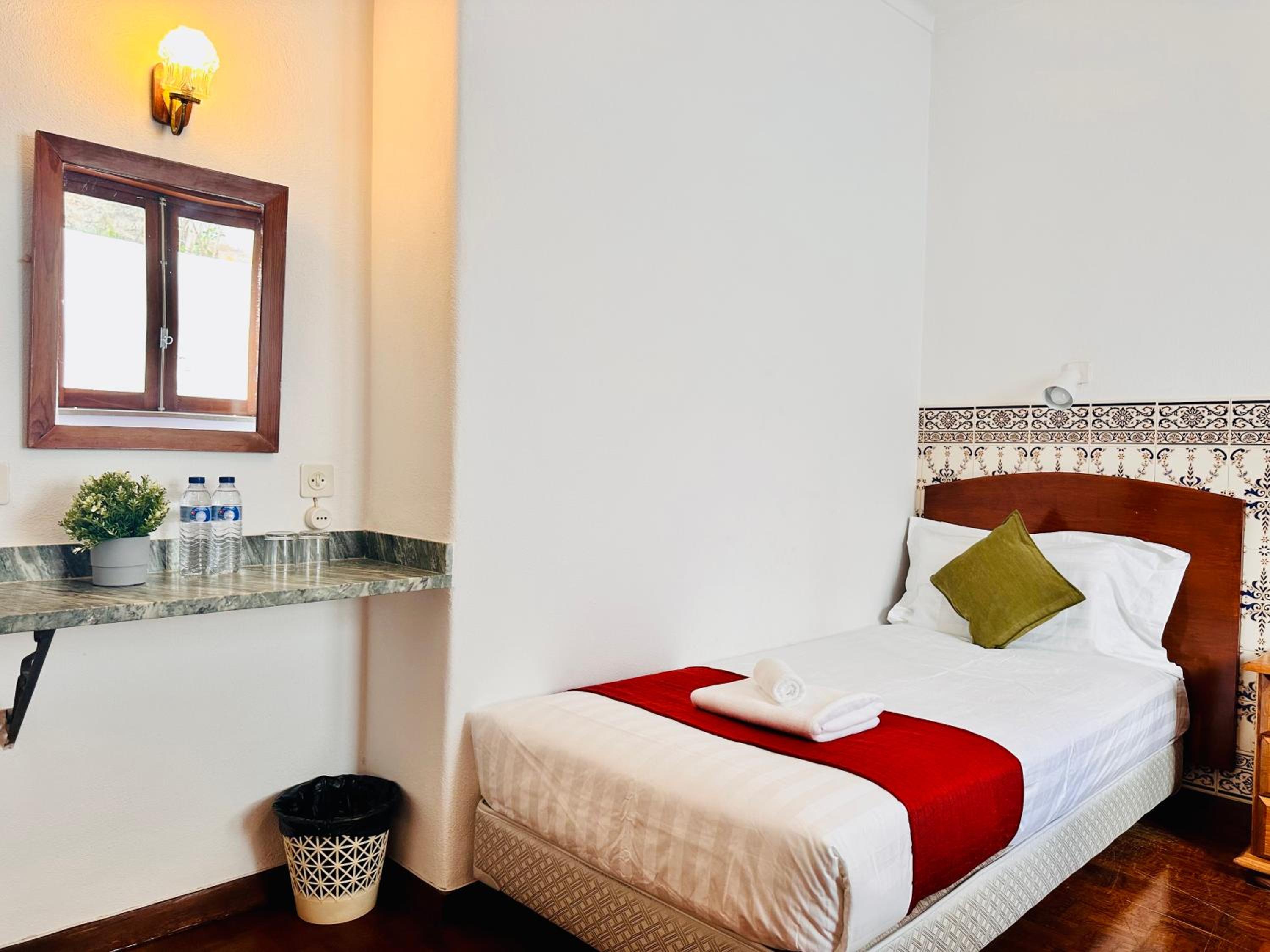 Double Room with Private Bathroom - Photo 2