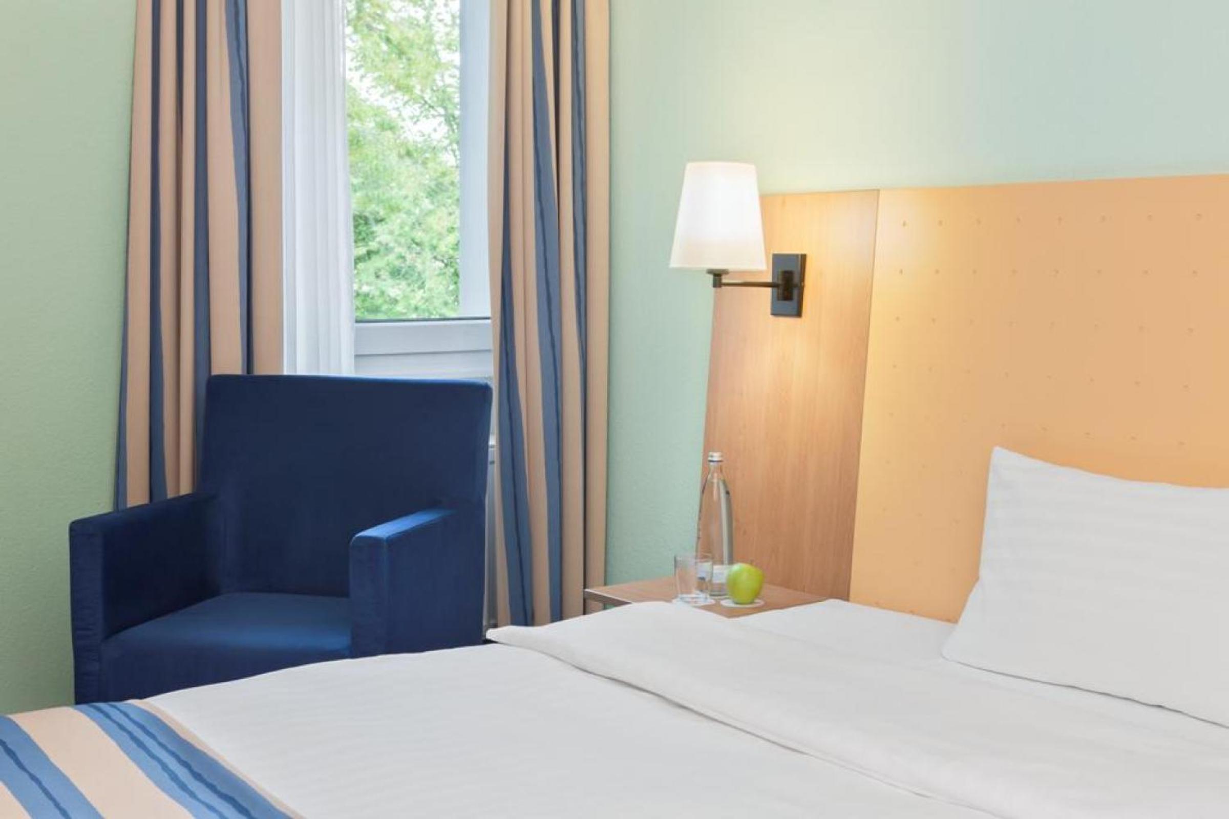 Business Twin Room - Photo 3