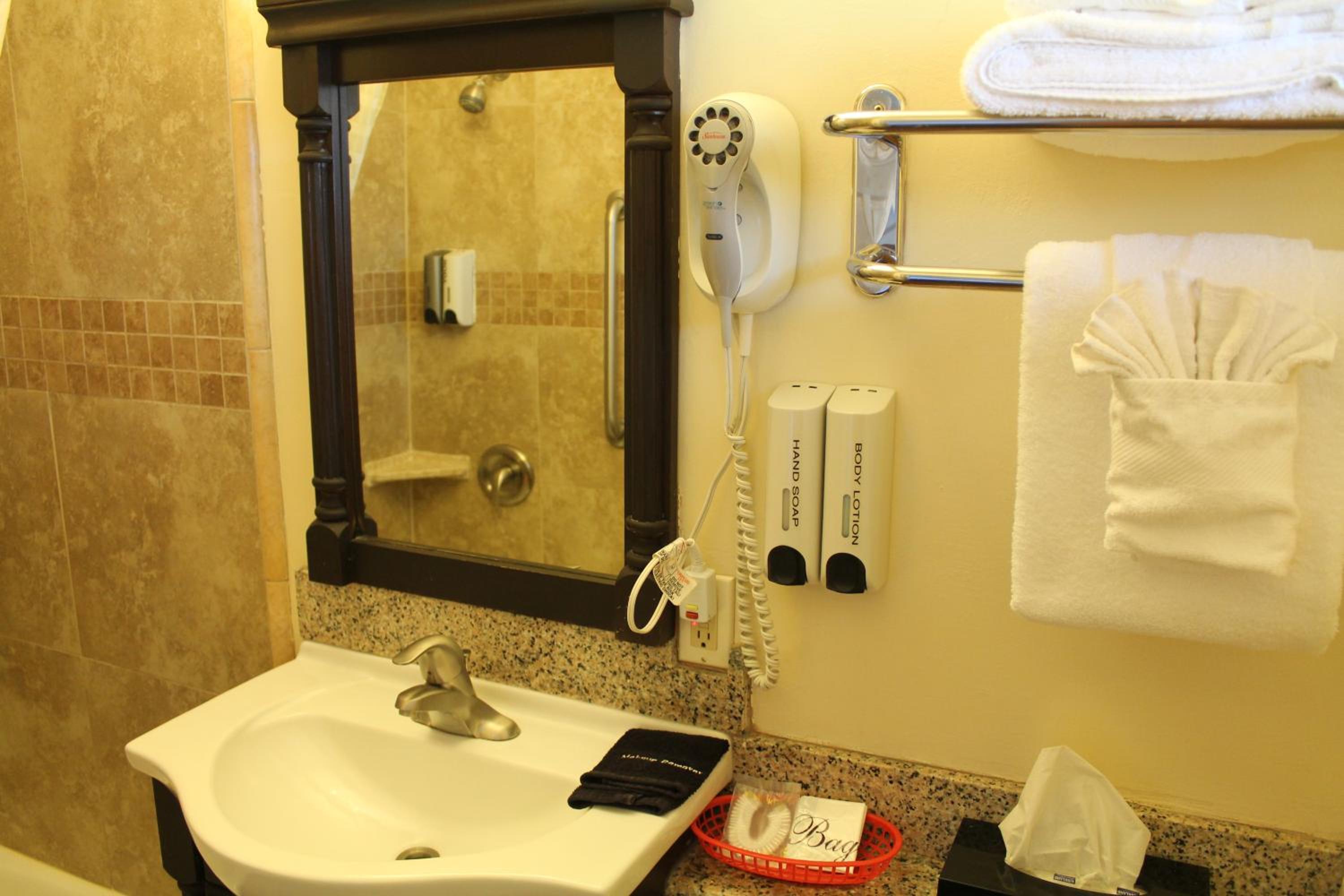 Queen Room - Non-Smoking photo 3