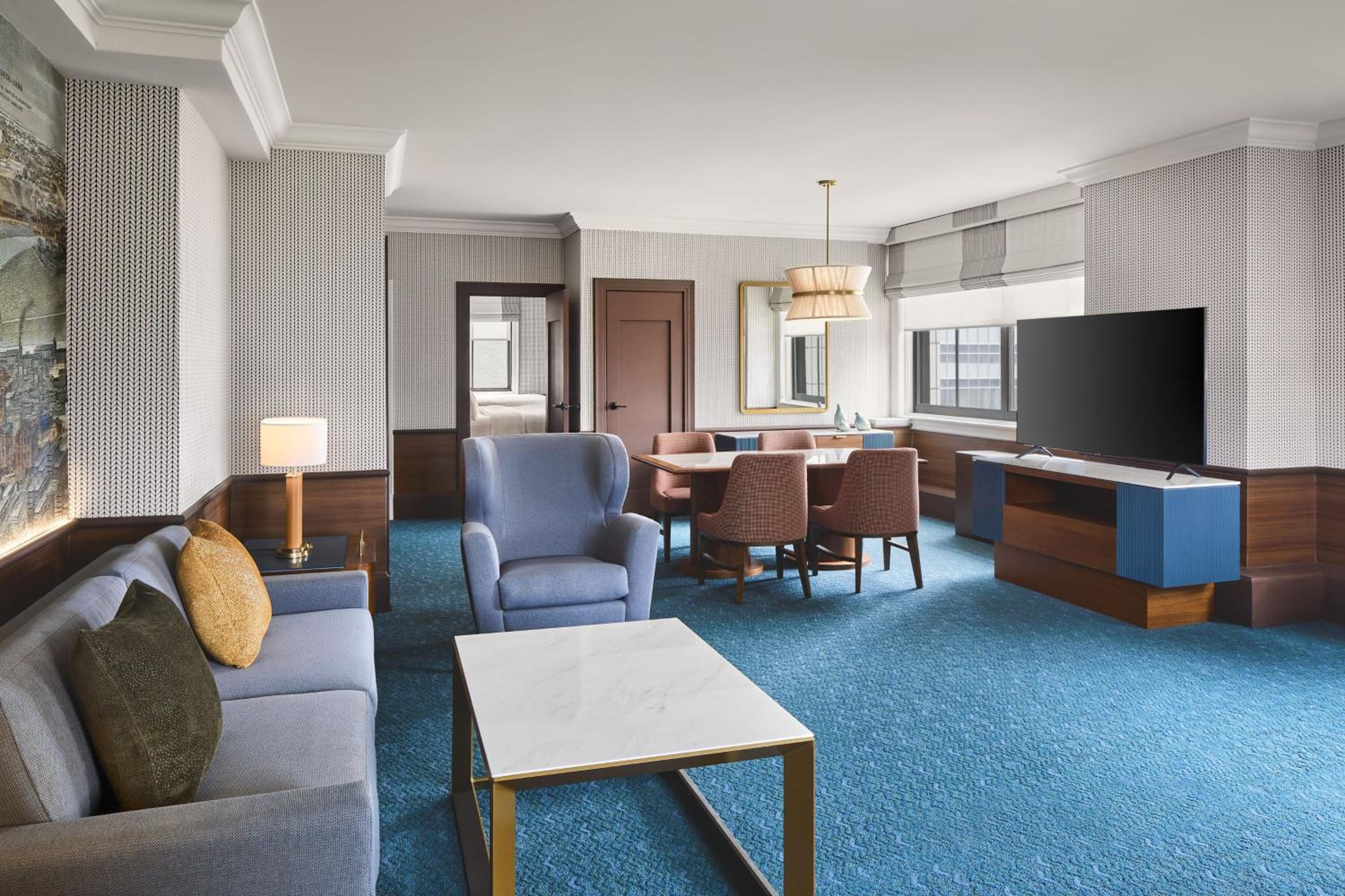One-Bedroom King Suite with Sofa Bed and Public Square View - Photo 3