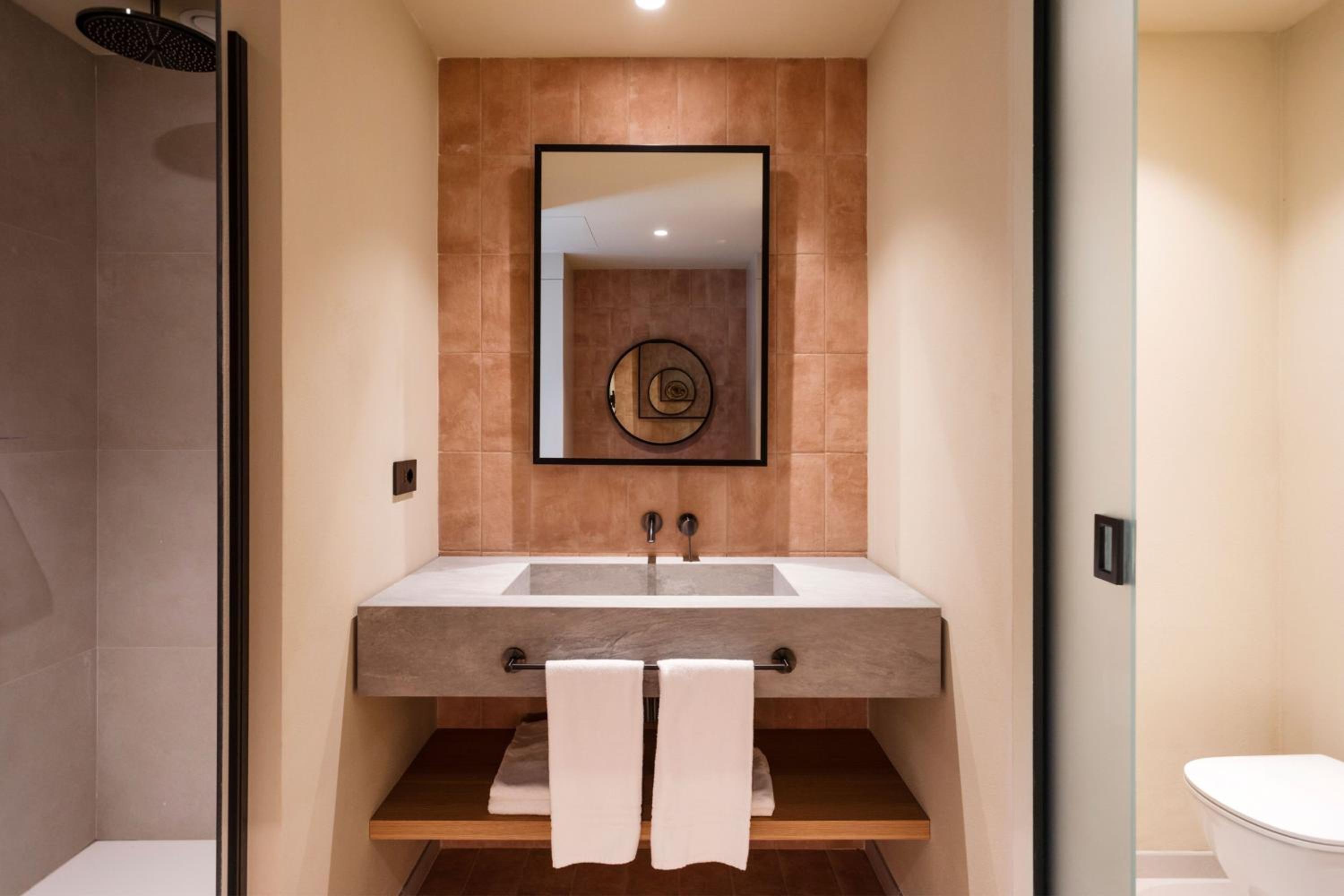 One-Bedroom King Suite with Sofa Bed thumbnail 6