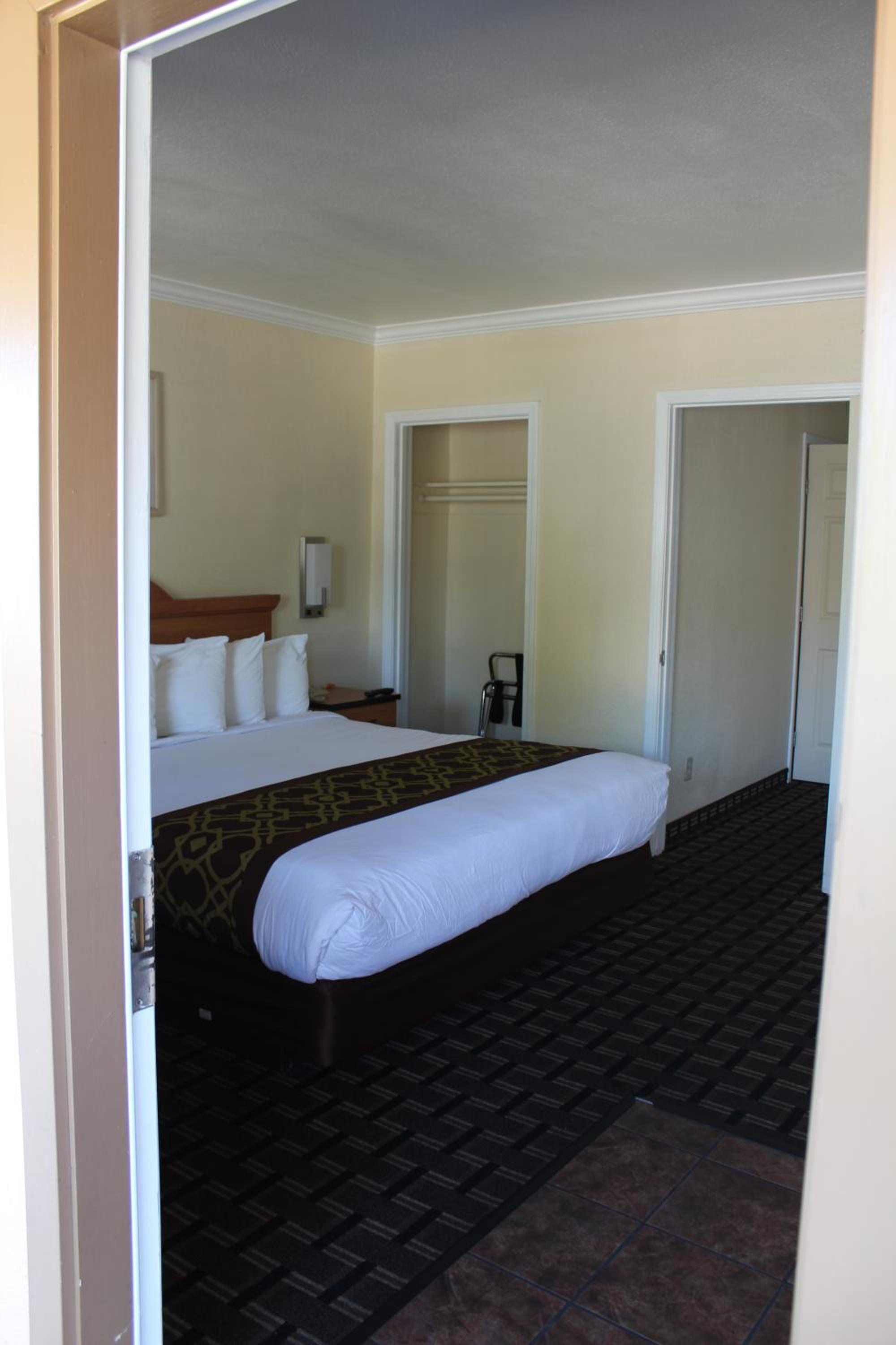 Deluxe King and Queen Suite with Kitchenette - Non Smoking photo 3