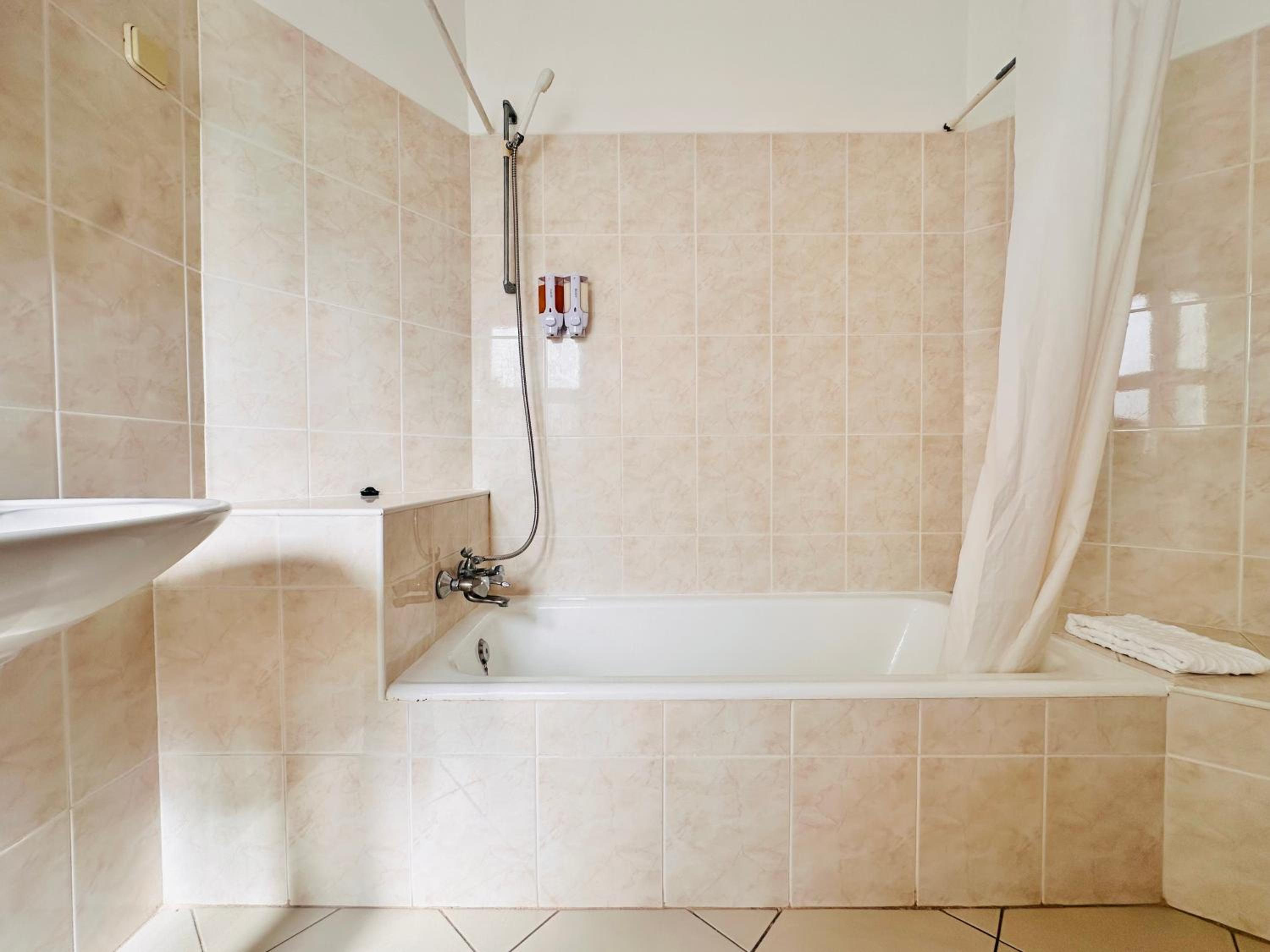 Deluxe Double Room with Bath - Photo 2