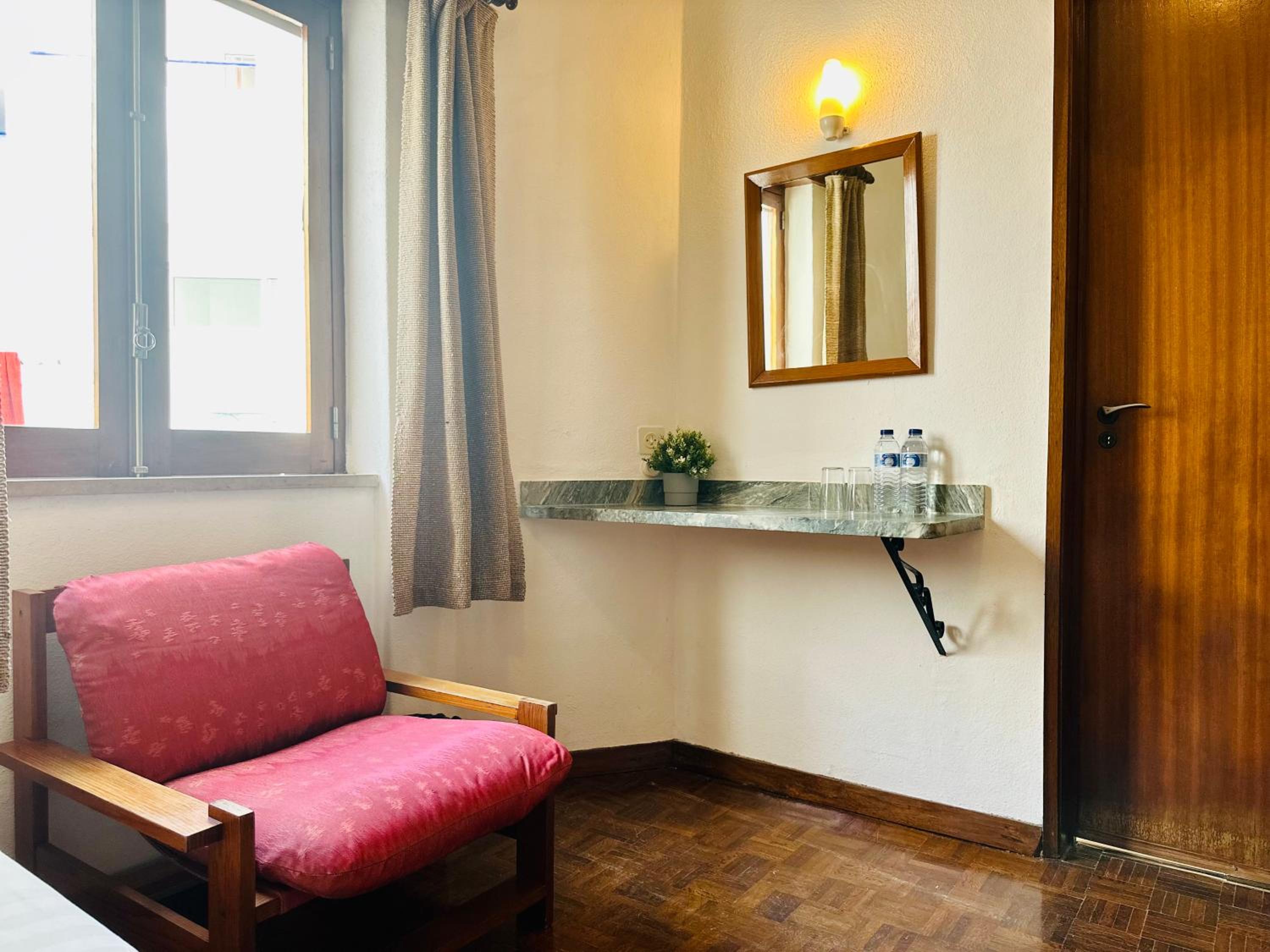 Deluxe Double Room with Bath - Photo 5
