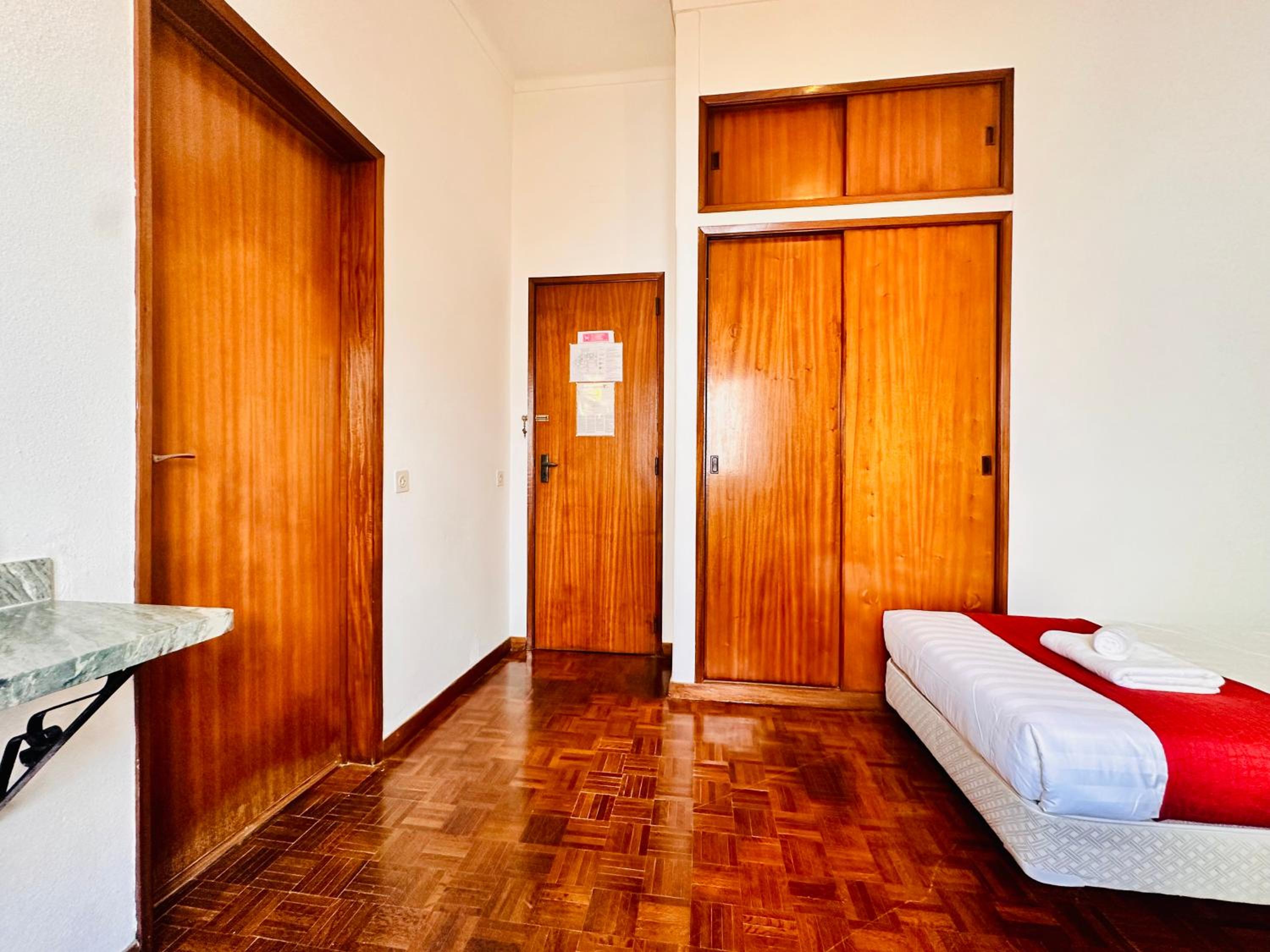 Deluxe Double Room with Bath - Photo 6